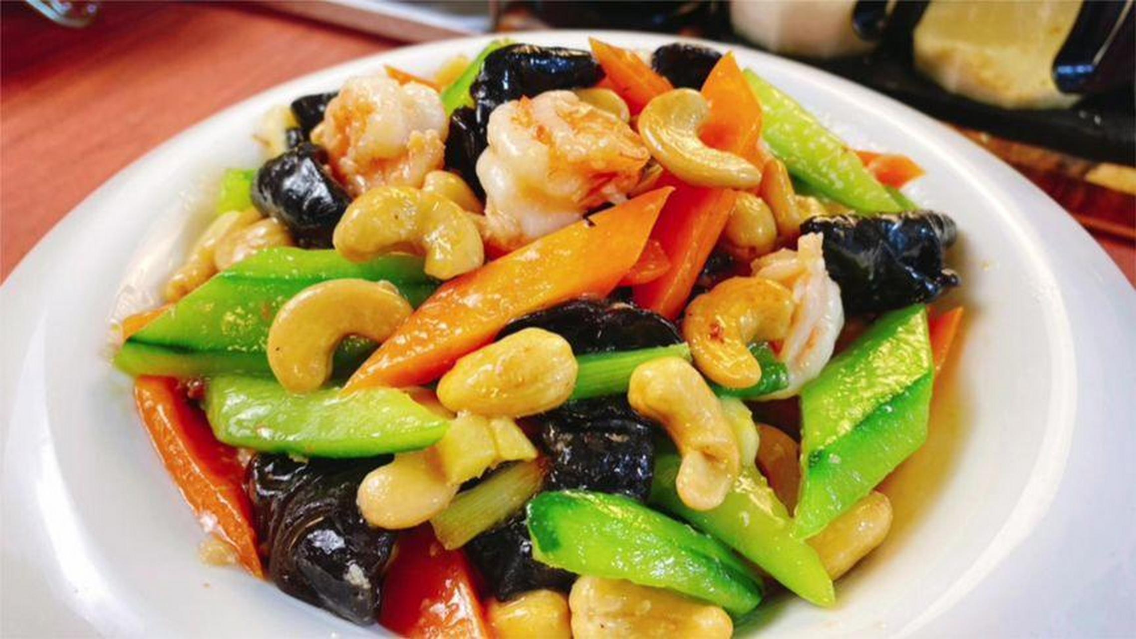 腰果炒虾仁原来这么好吃: 1,准备点虾仁清洗干净,沥干水分,放入几片姜