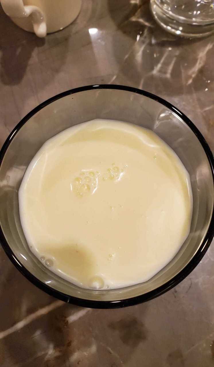 买了一大瓶黄牛奶喝不完了[发怒] 2天内不消灭掉就要坏了…… 而且这