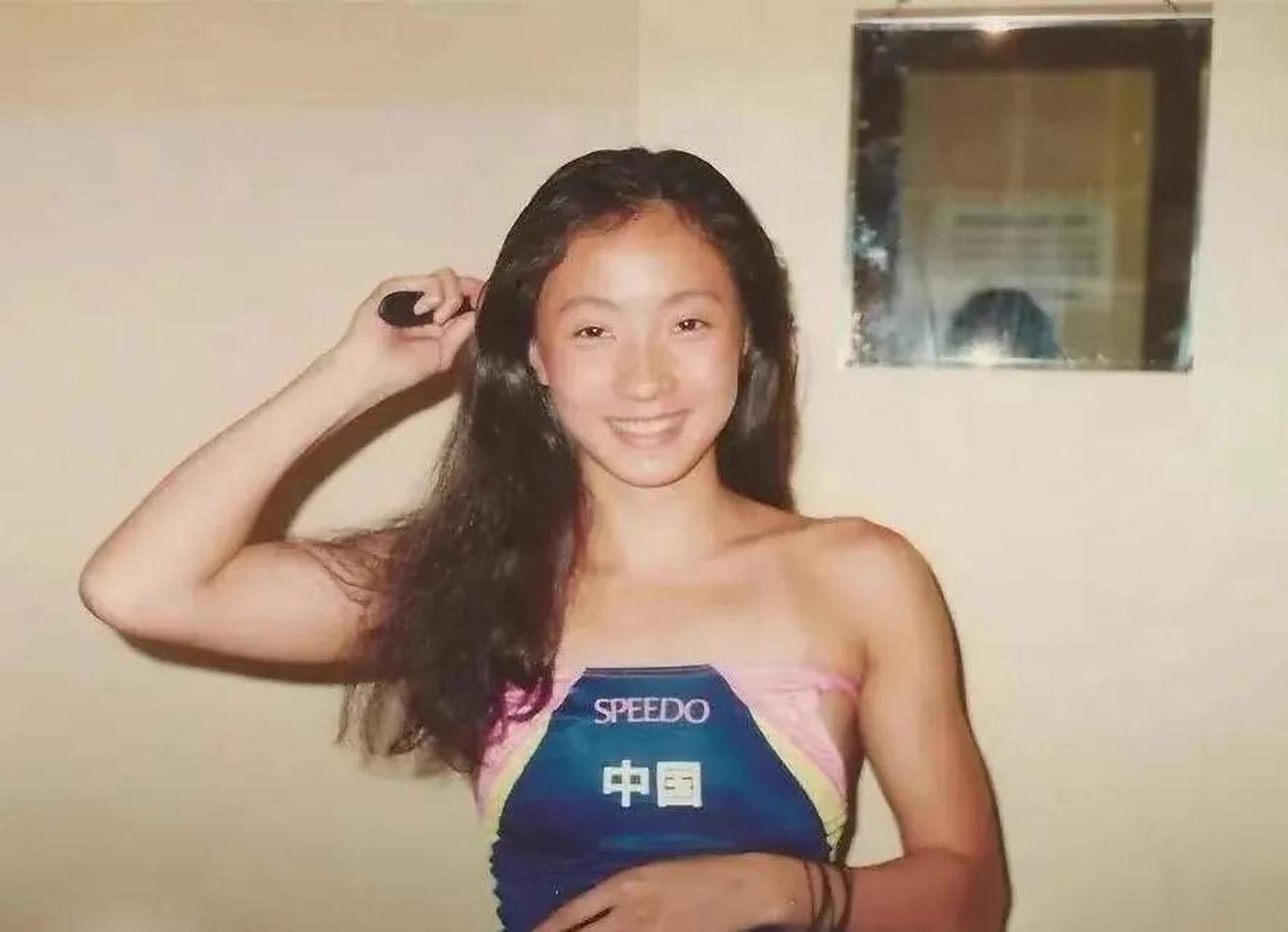 小陶虹曾是一名花样游泳运动员,她从11岁开始加入专业组,直到21岁那年