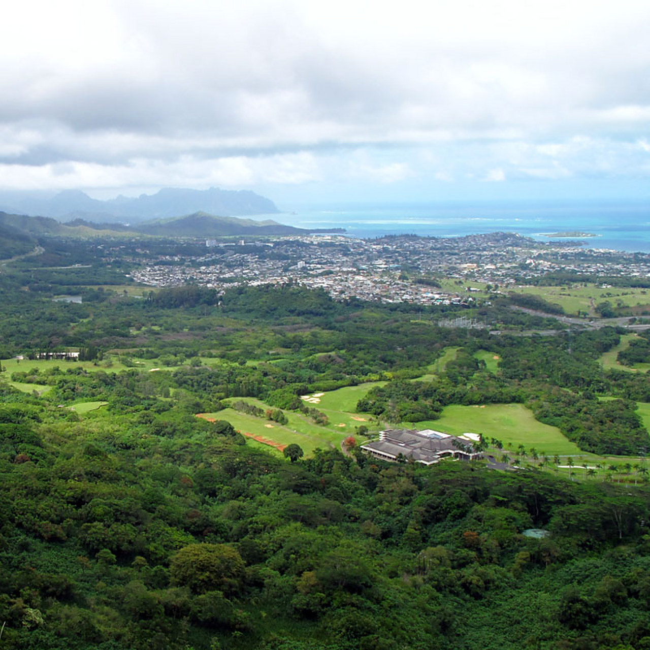 夏威夷群岛本是个独立王国,后被美国人推翻和吞并,王国存在约百年.