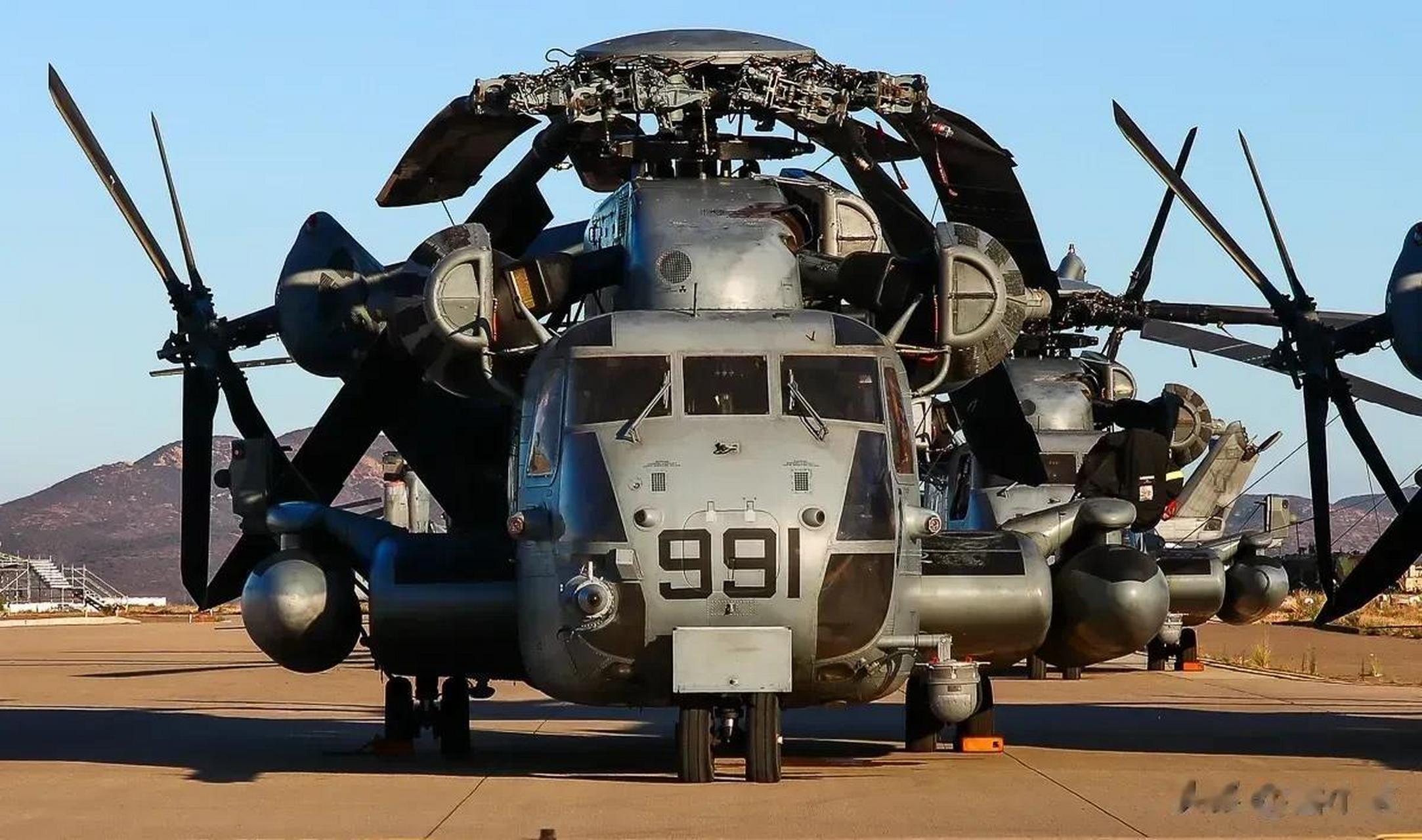 目前现役直升机里载重量仅次于米26的大直升机了.