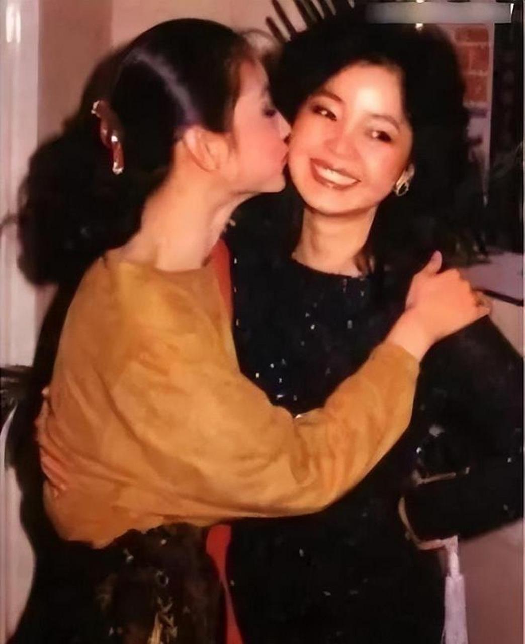 1977年,林青霞与邓丽君, 没看错!这是42年前的"梦中情人"!