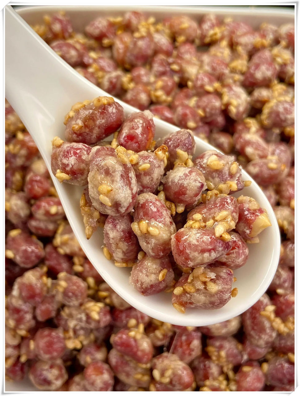 每一颗花生米都散发着诱人的香甜气息,咬下去"嘎嘎"作响,让人忍不住一