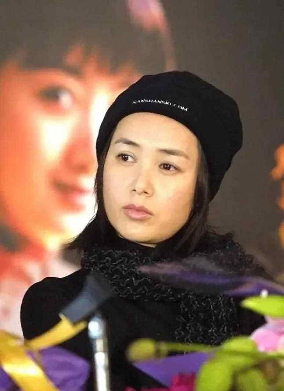 初恋长发戴针织帽宛如文艺电影女主,侧颜杀真的好美 看惯了蒋雯丽