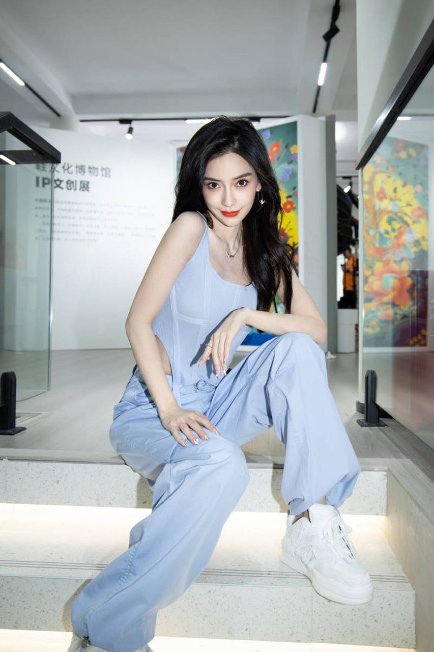 杨颖蓝色吊带装,好身材藏不住了!