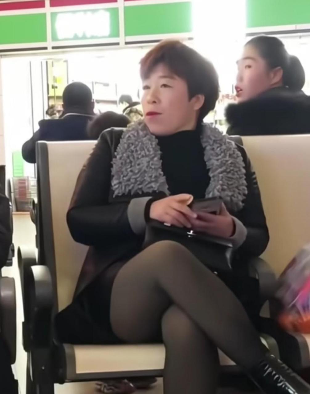 穿黑丝的女版黄渤吗?