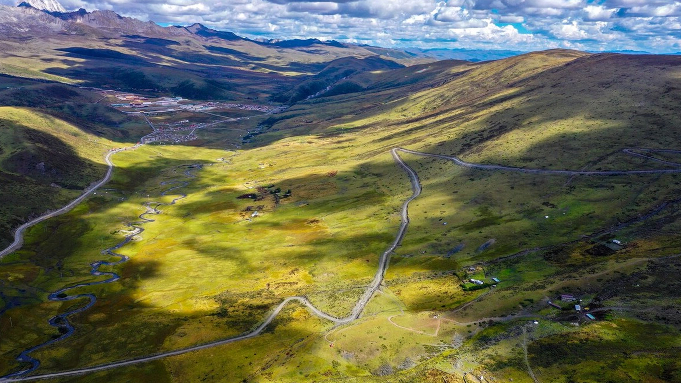 康定市的塔公草原位于3730米的高原地带,面积超700平方公里,广袤无垠