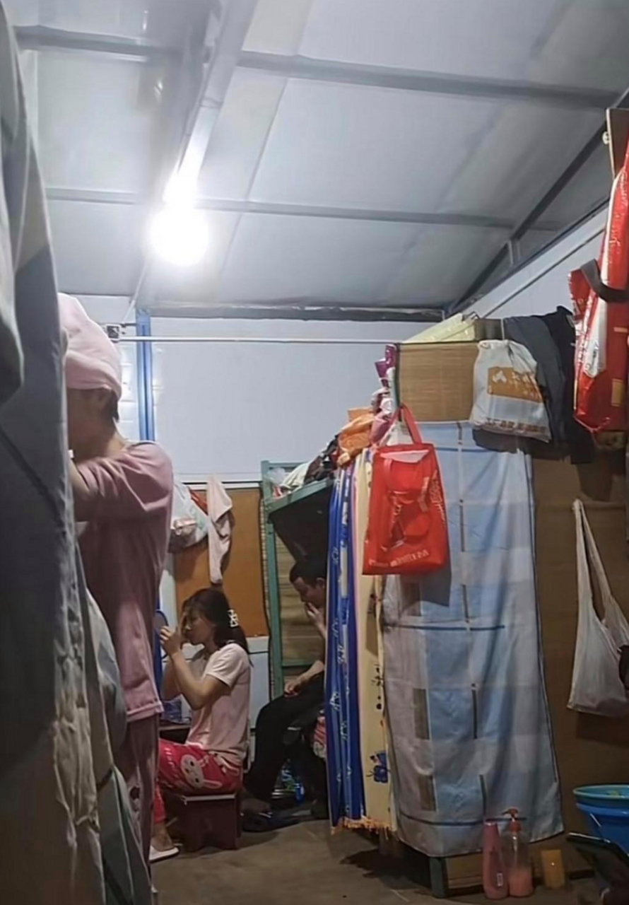 工地的夫妻宿舍,你愿意跟对象这样住吗?