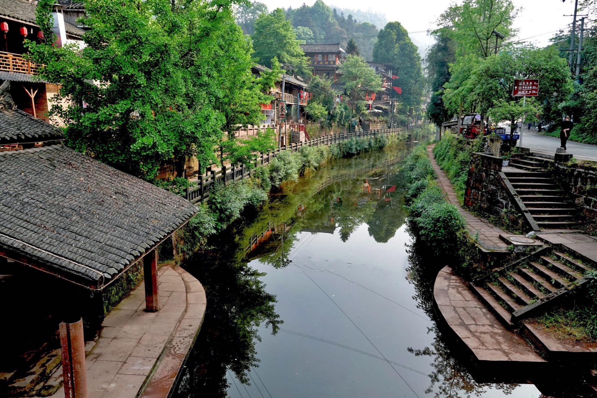 上里古镇:位于雅安市雨城区北部,坐落于四县交接之处,东通名山,邛崃
