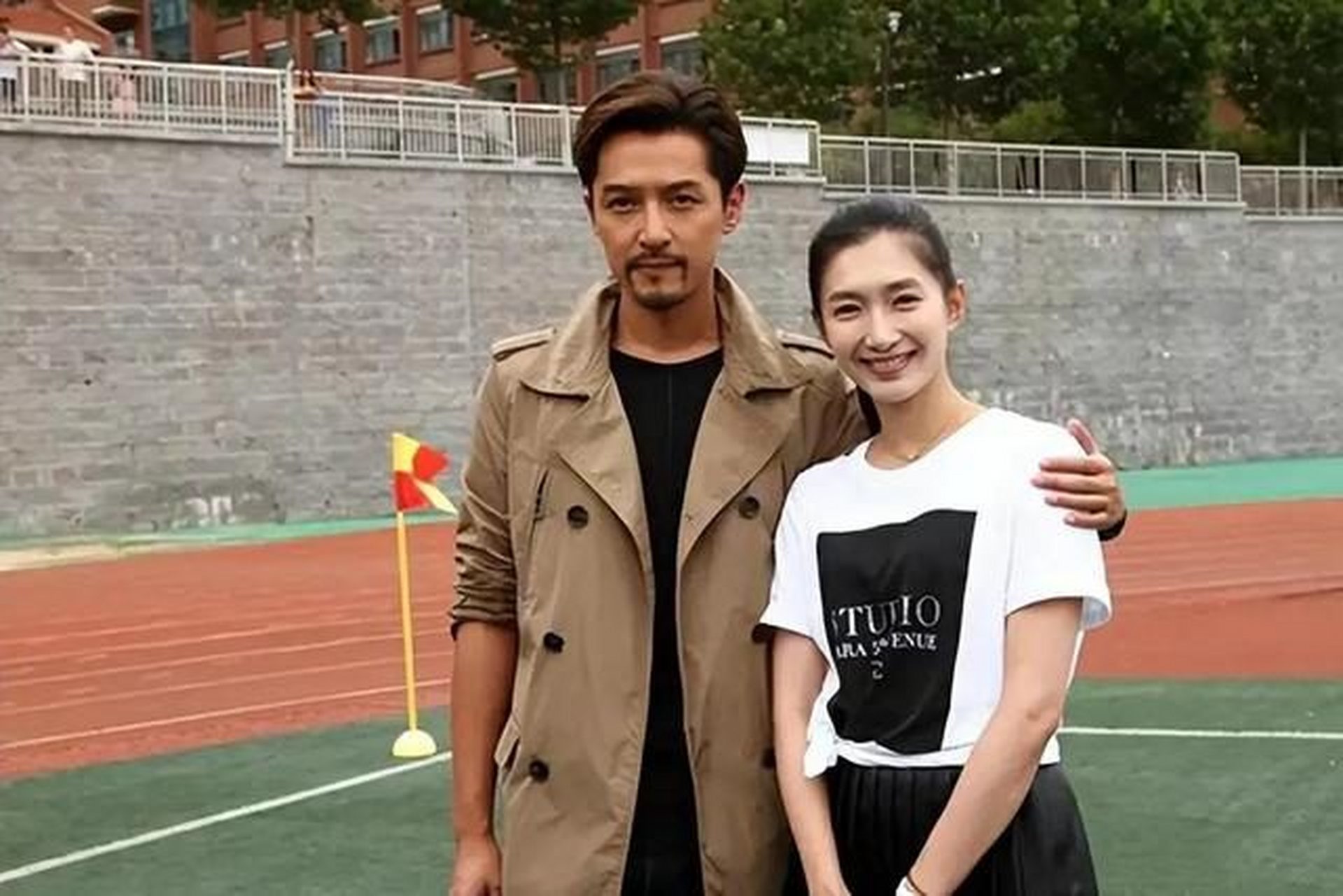 胡歌王晓晨结婚生女?女方出月子大秀钻戒,本尊用五个字霸气回应
