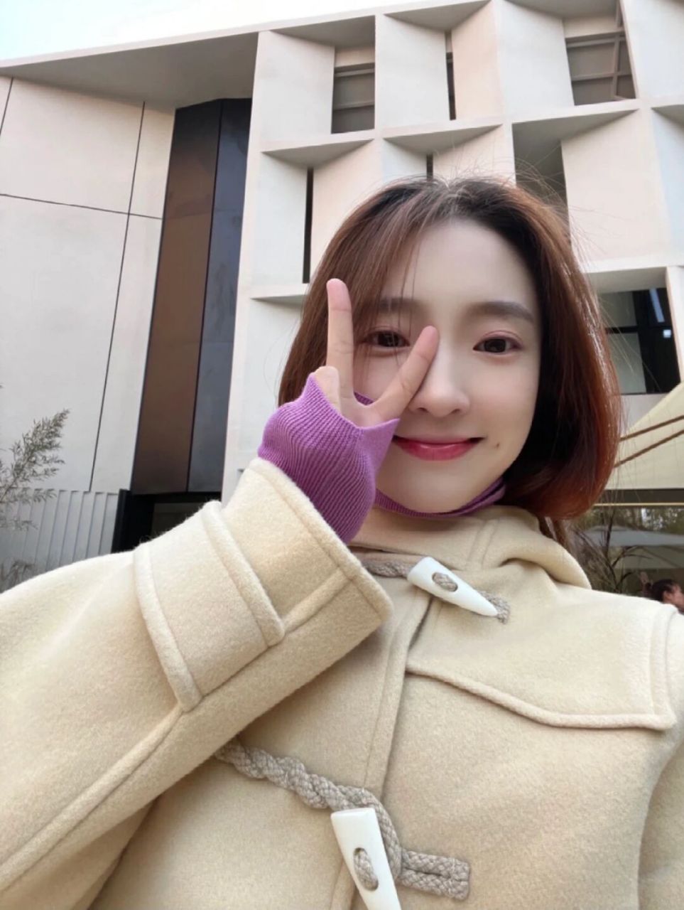 女嘉宾杨凯雯晒出一组照片 身穿米白色宽松牛角扣连帽大衣, 内搭紫色