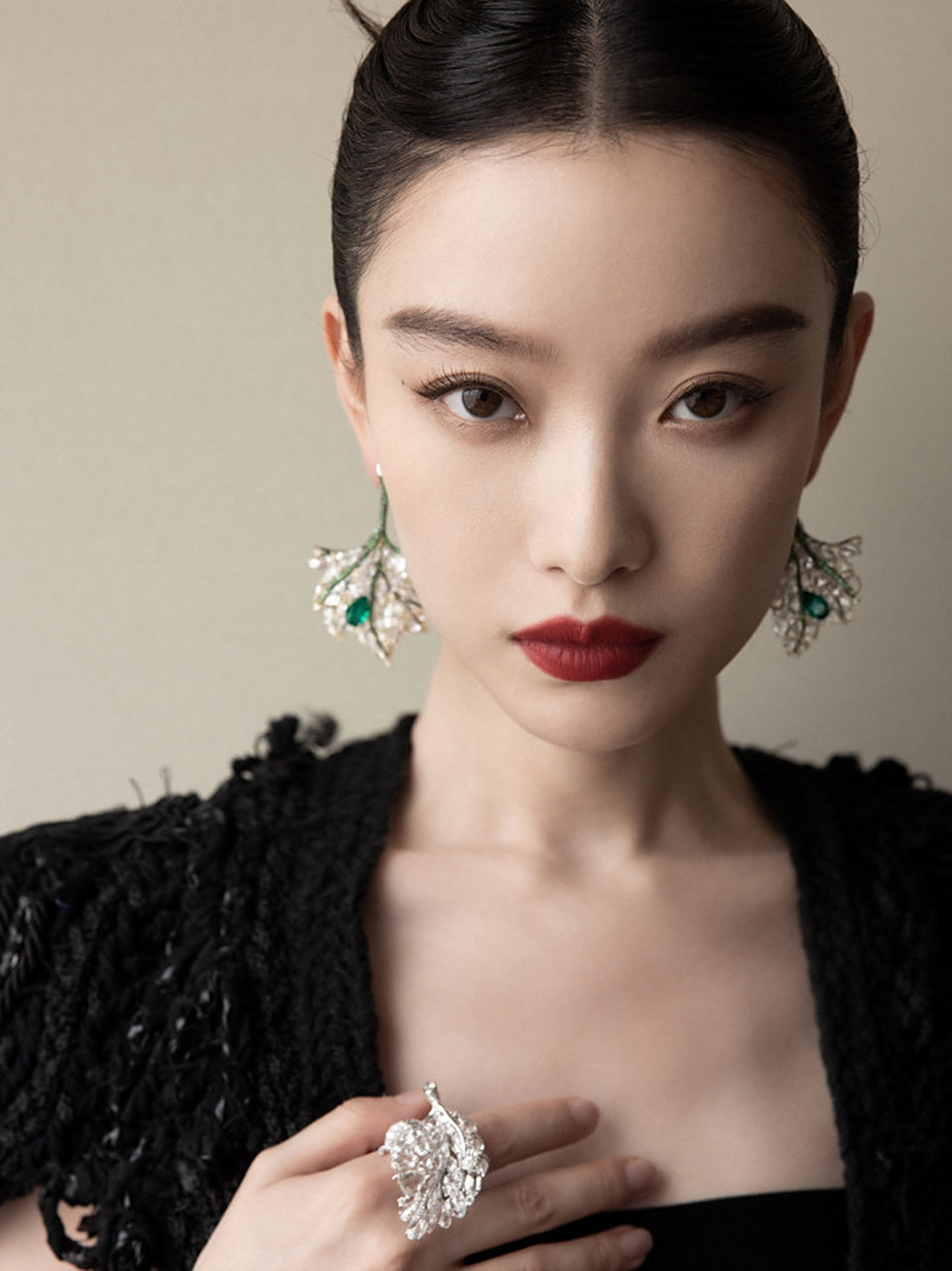 倪妮盘着头发,涂着红唇,身穿黑色长裙,散发着迷人的气息,让人无法抗拒