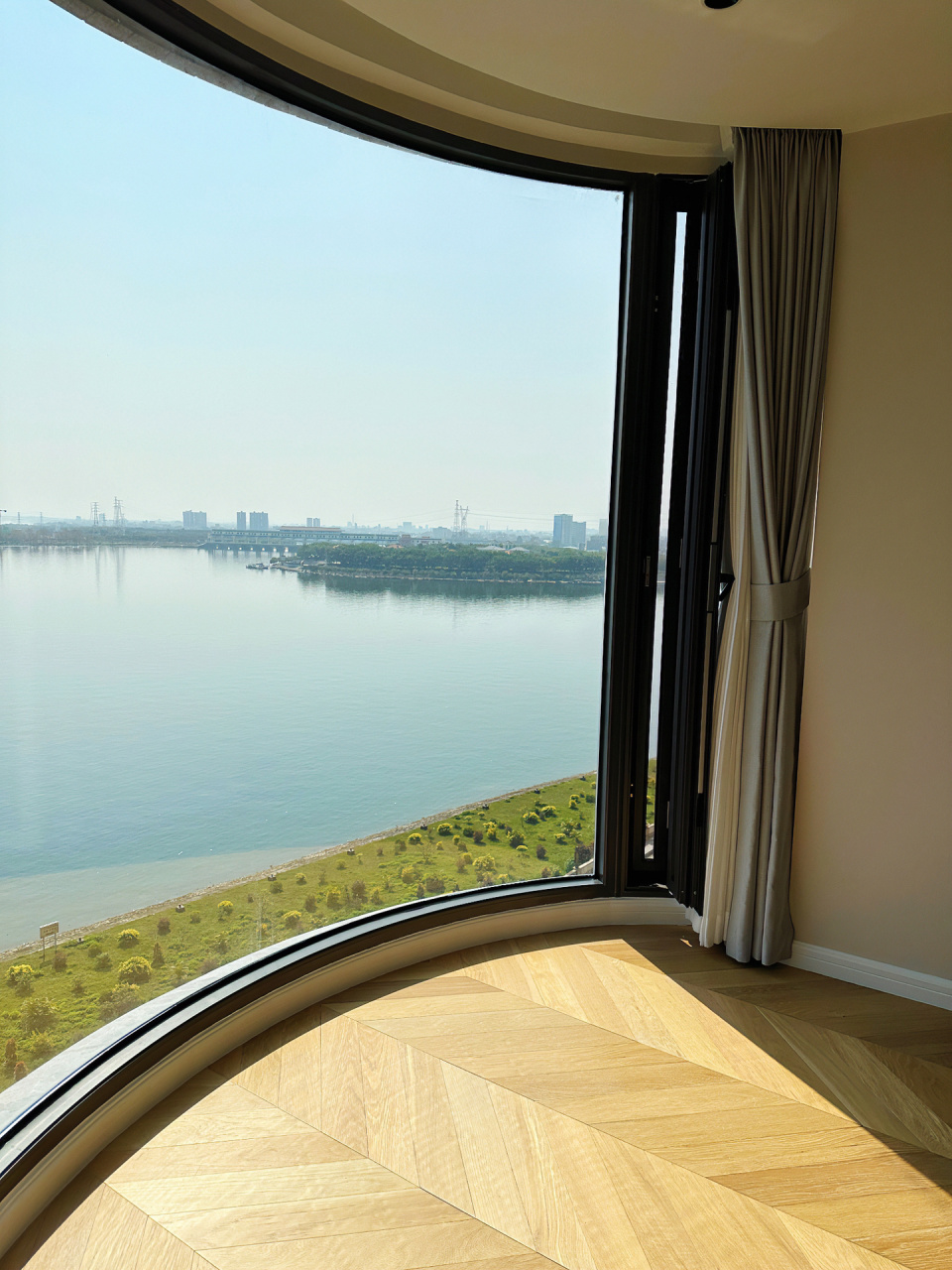 发现一位广东屋主的家,因阳台装了弧面大落地窗而走红,视野开阔到超乎