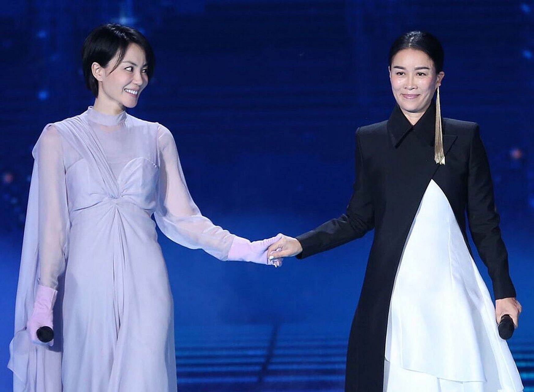 极美 992018央视北京春晚录制 王菲,那英世纪合体牵手献唱《岁月》
