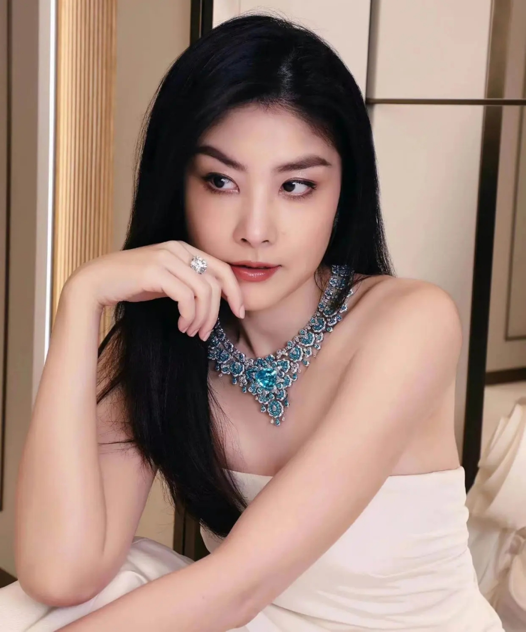 陈慧琳厉害了,穿衣朴素也很显高级,美得让人猜不出真实年纪.