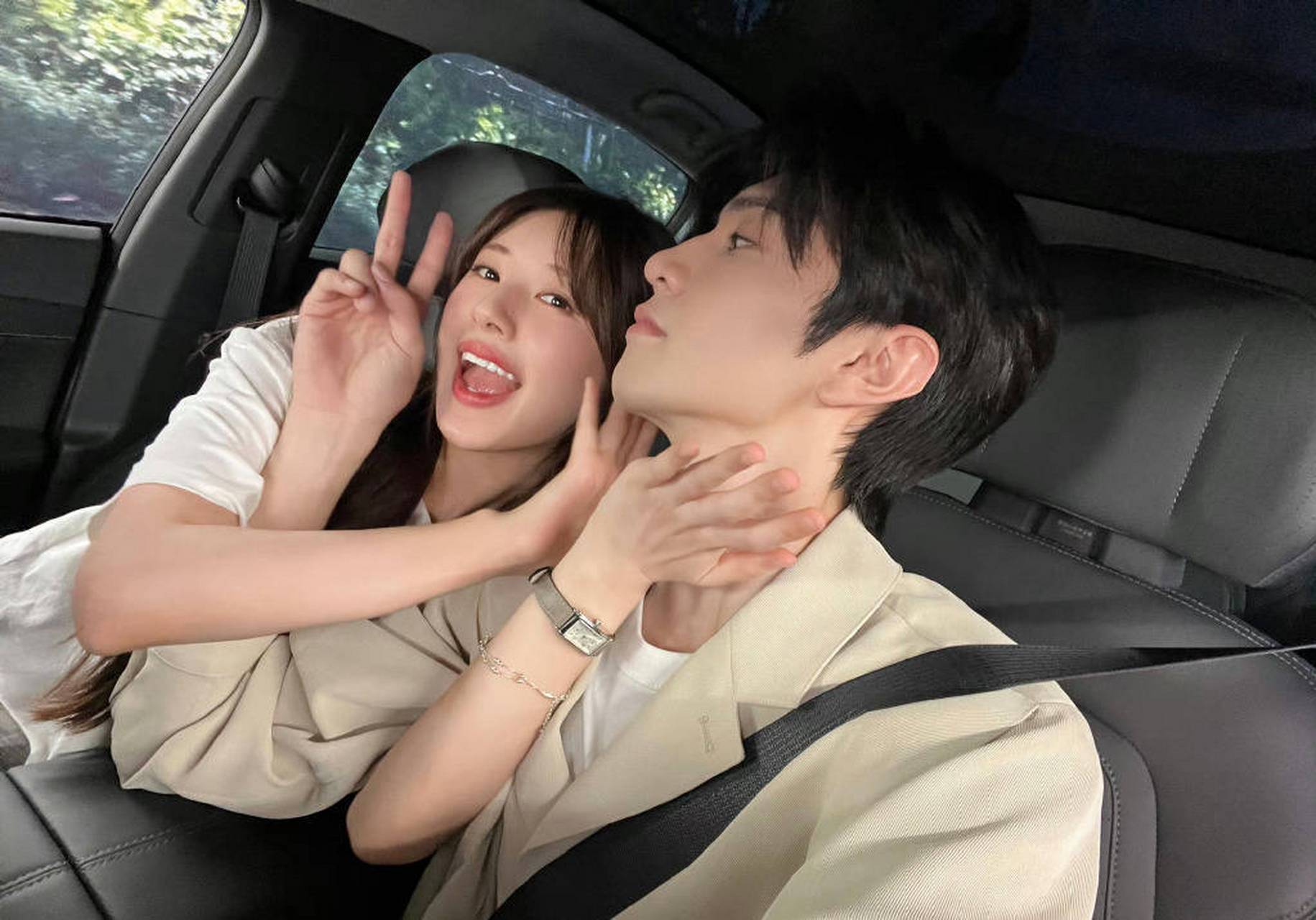7月3日,赵露思陈哲远晒车内甜蜜合照,两人合作的电视剧正在热播中.