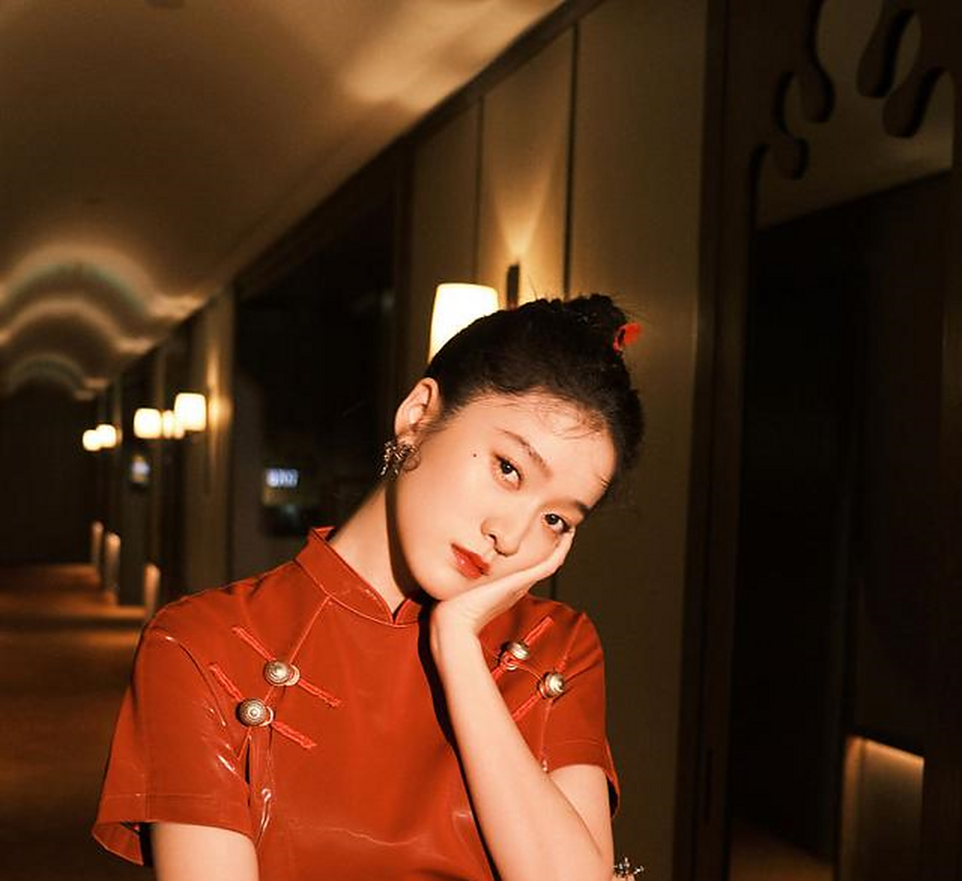 张雪迎中国红写真氛围感拉满 扎丸子头俏皮可爱少女感十足