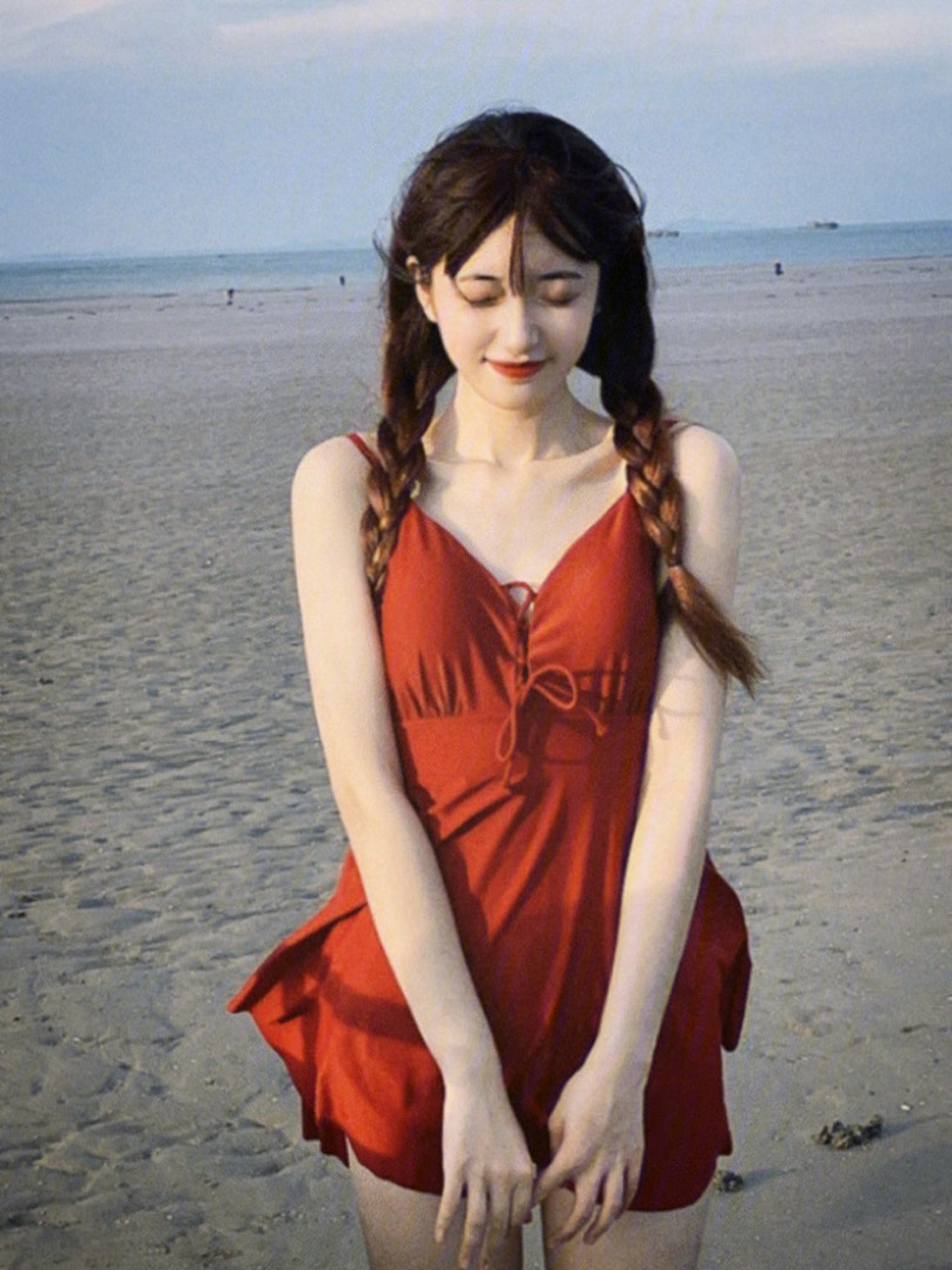 我的时尚日记# #夏日复古泳衣推荐# 红色的泳衣很衬肤色很显白 好多