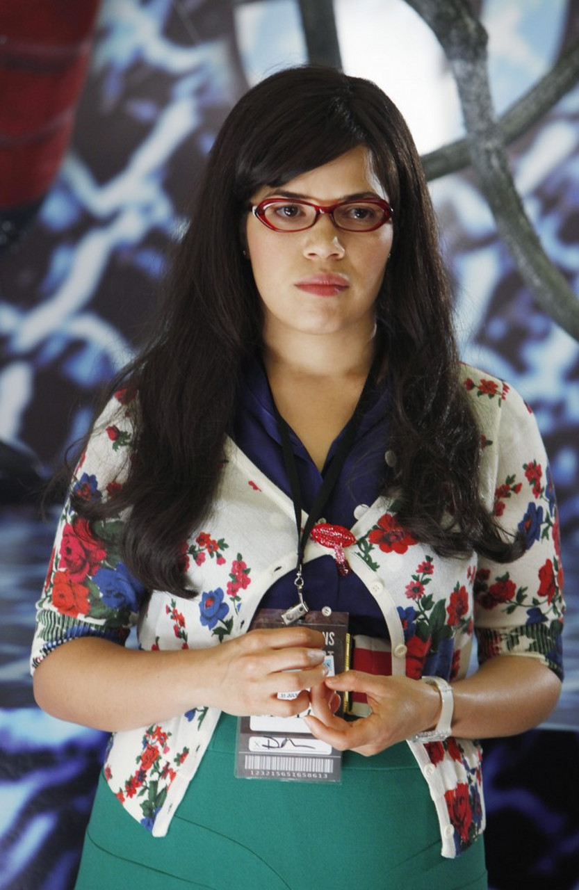 在《芭比》里饰演职场母亲的亚美莉卡·费雷拉,原来当年演过美剧