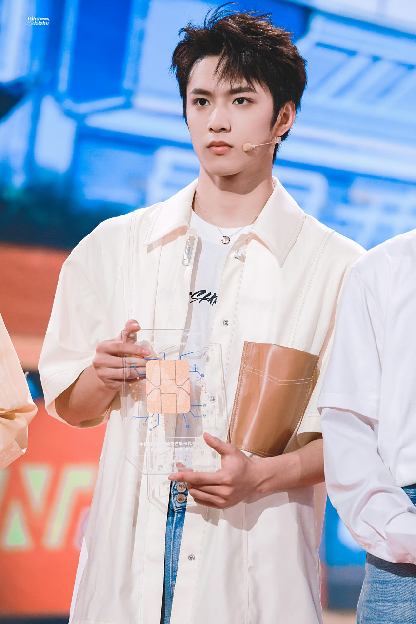 刘耀文今天直播的造型让大家惊艳不已!