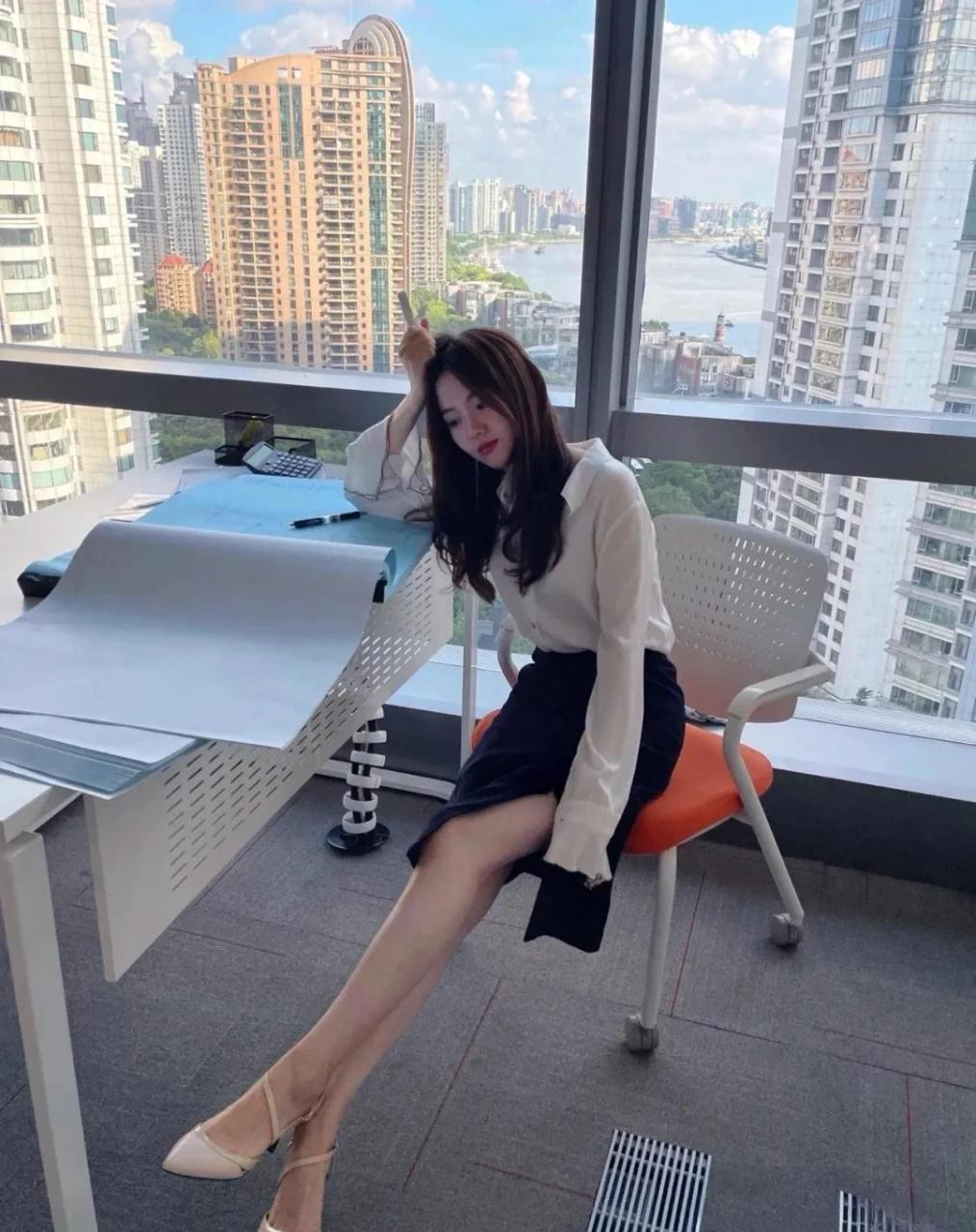 单位一个96年的女同事,长的特别漂亮,也很有气质.