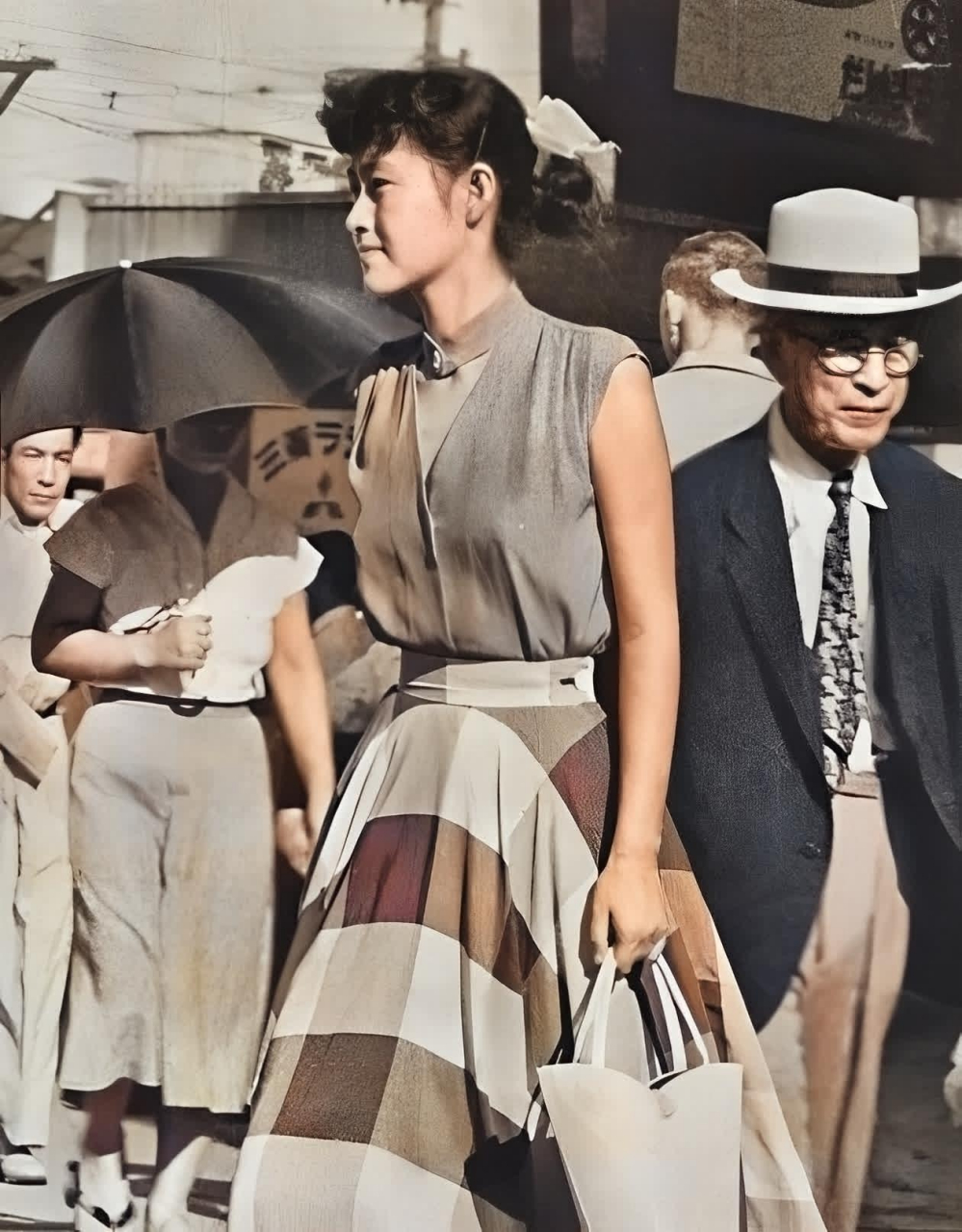 20世纪50年代,4名赚取外汇的日本女性在美国鹿儿岛军事基地附近摆姿势