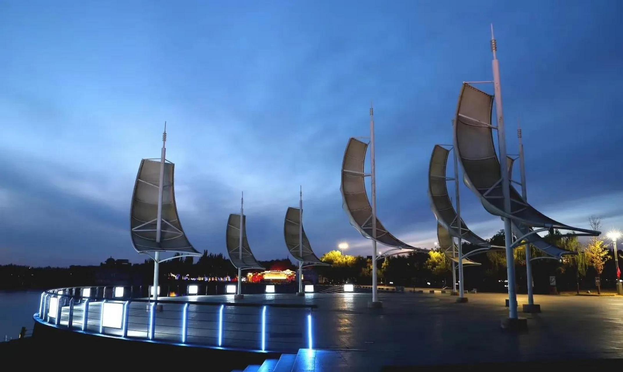 南海公园是包头最美的公园,至少在我的眼里,因为它有南海湖,吸引了