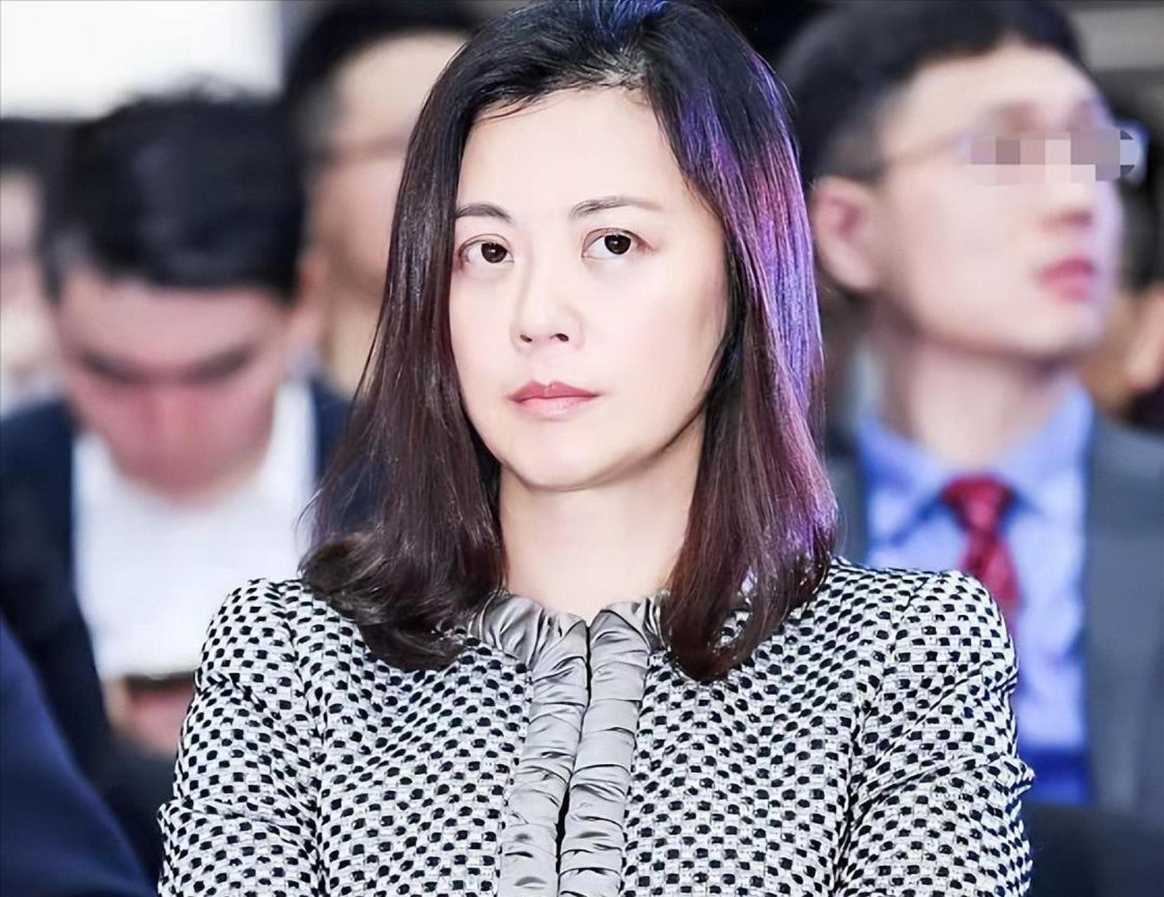 "2004年,央视美女主持姜丰,嫁给英国富商,并且坚决放弃国籍,希望过上