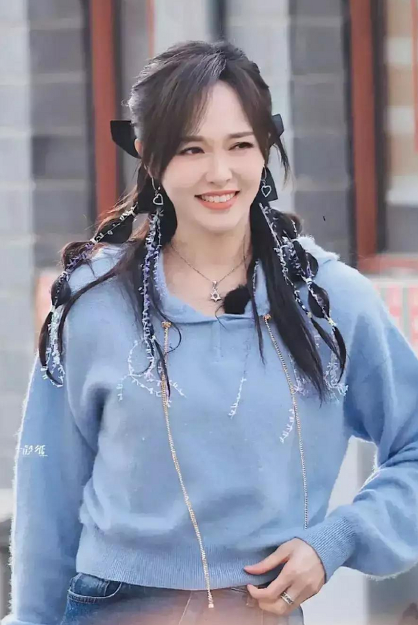 唐嫣真是越活越年轻,她的"学生装"造型,看上去像个"大学生"