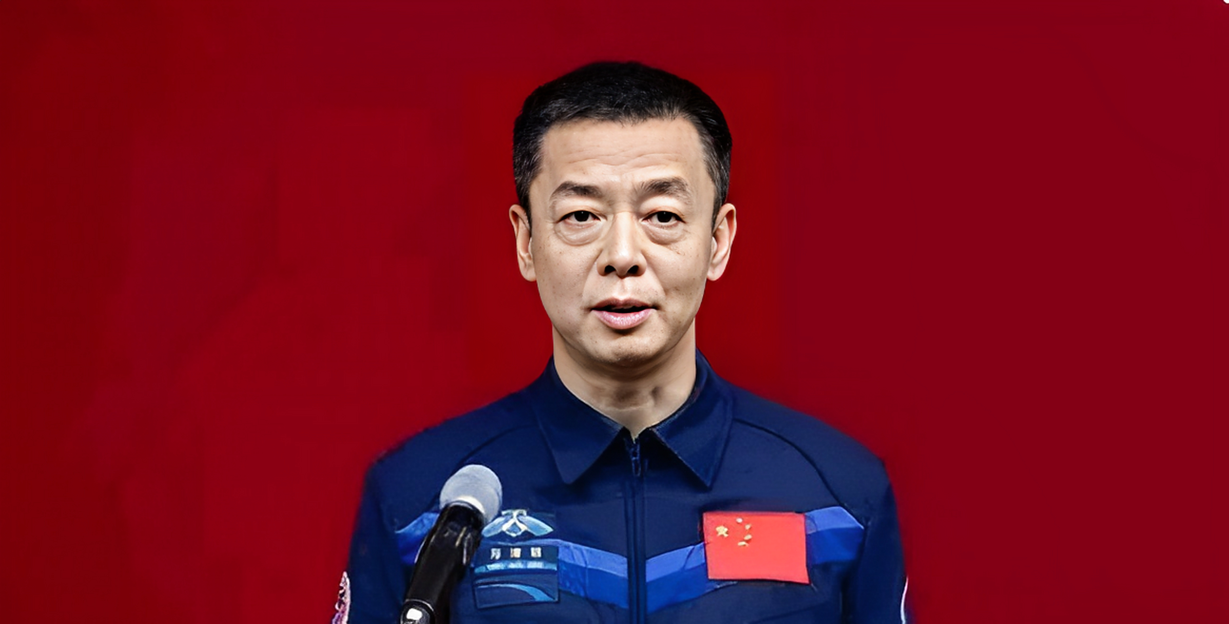 中国首位航天员邓庆明在等待了24年后,于1998年成为一名航天员.