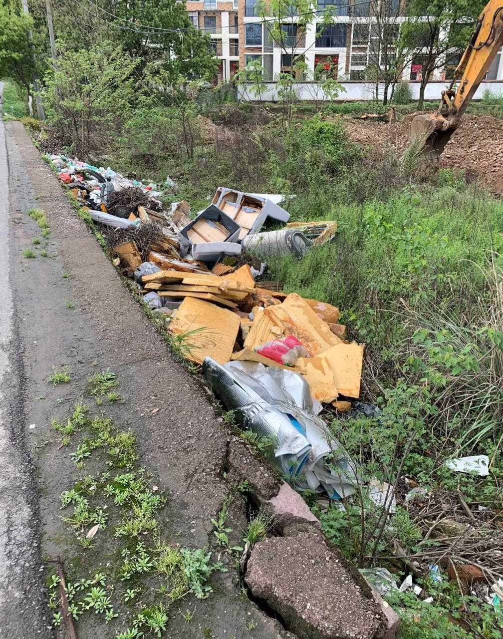 今天偶然在路边看到一堆垃圾,是一堆布艺沙发的垃圾!