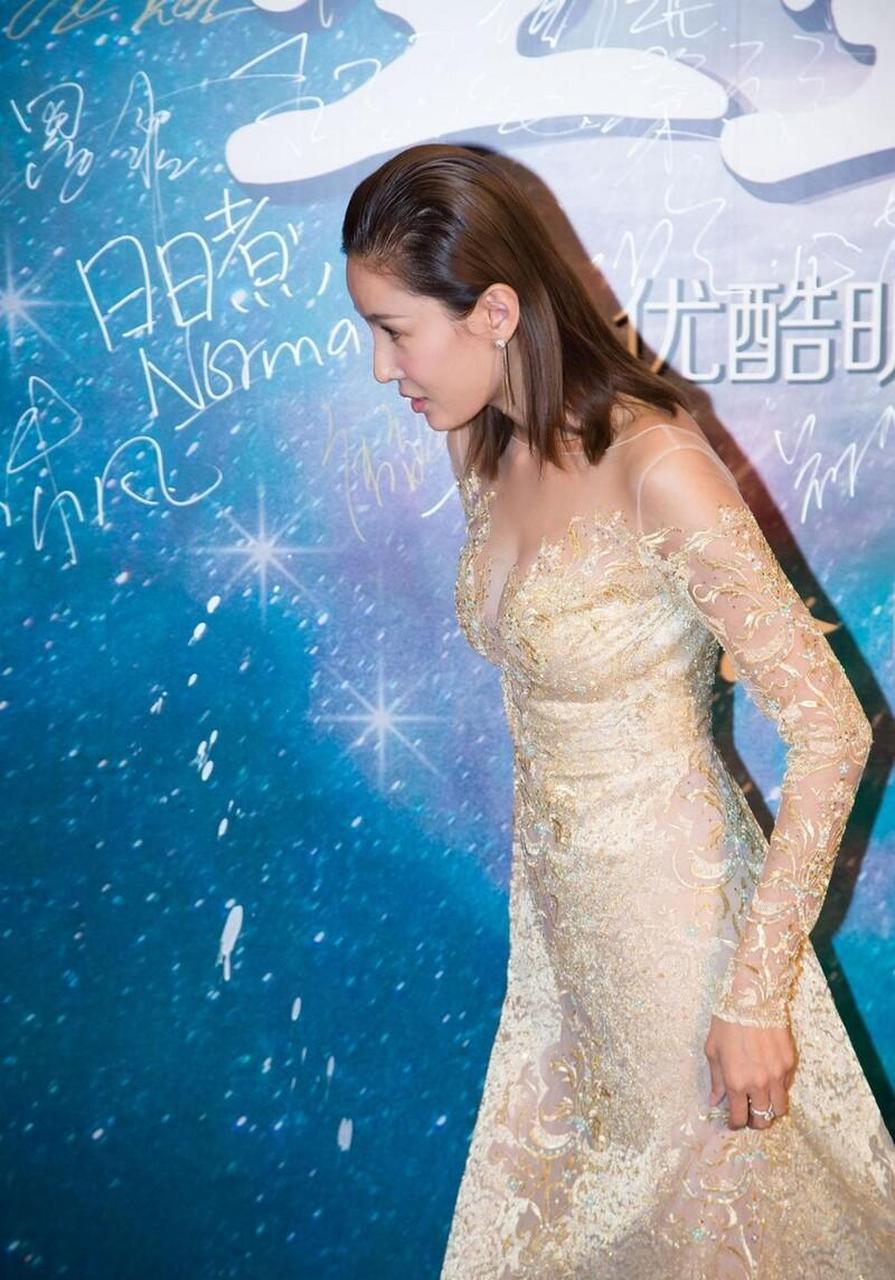 张蓝心身材真不错,蕾丝礼服勾勒出完美曲线,不愧是"龙女郎"