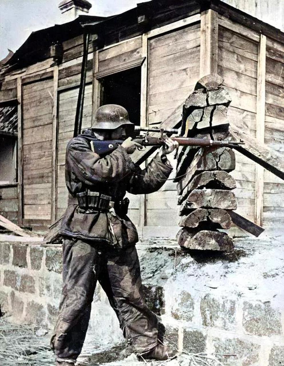百家号星火计划# 二战时期德军一名狙击手躲在木块后面,用一把毛瑟