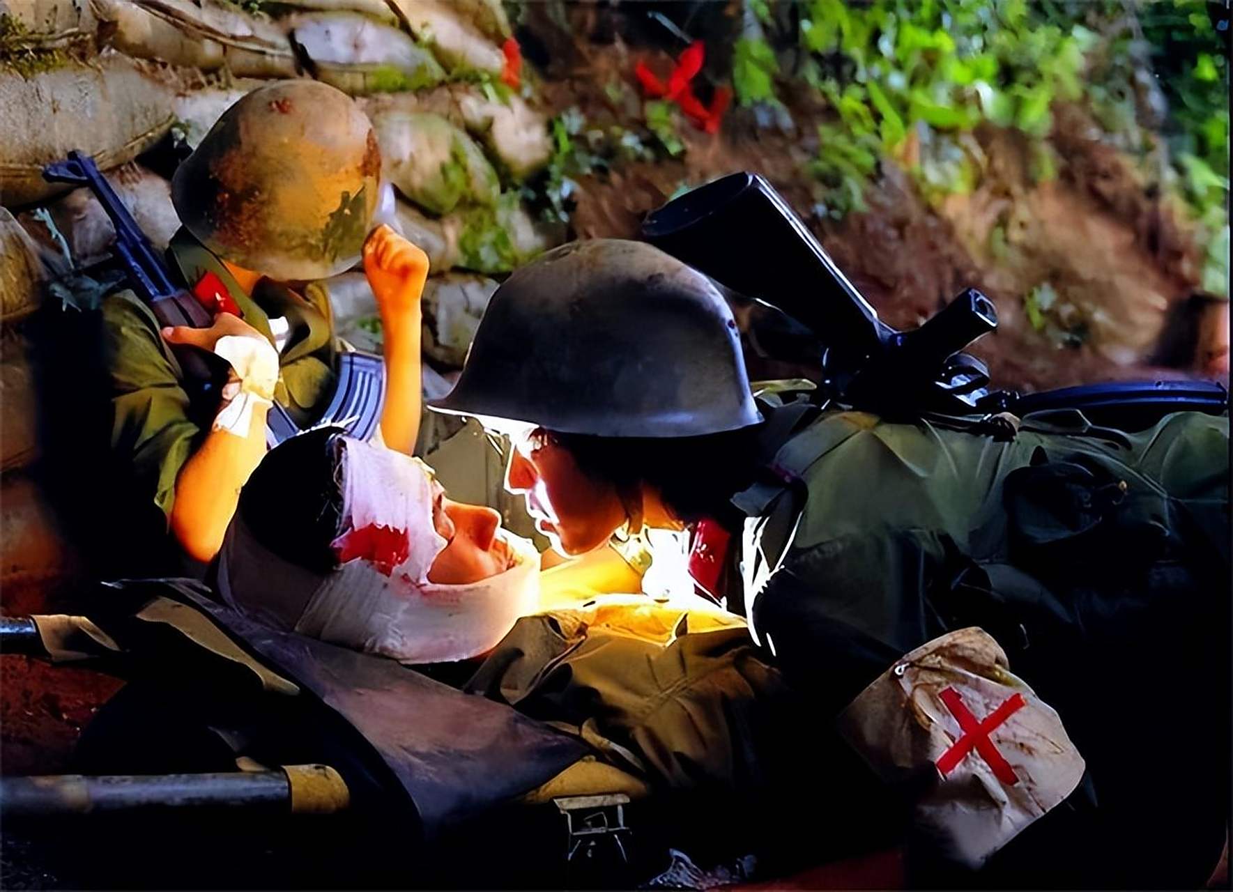 这张名为《死吻》的照片是原47集团军战地记者王红,在老山战役结束后