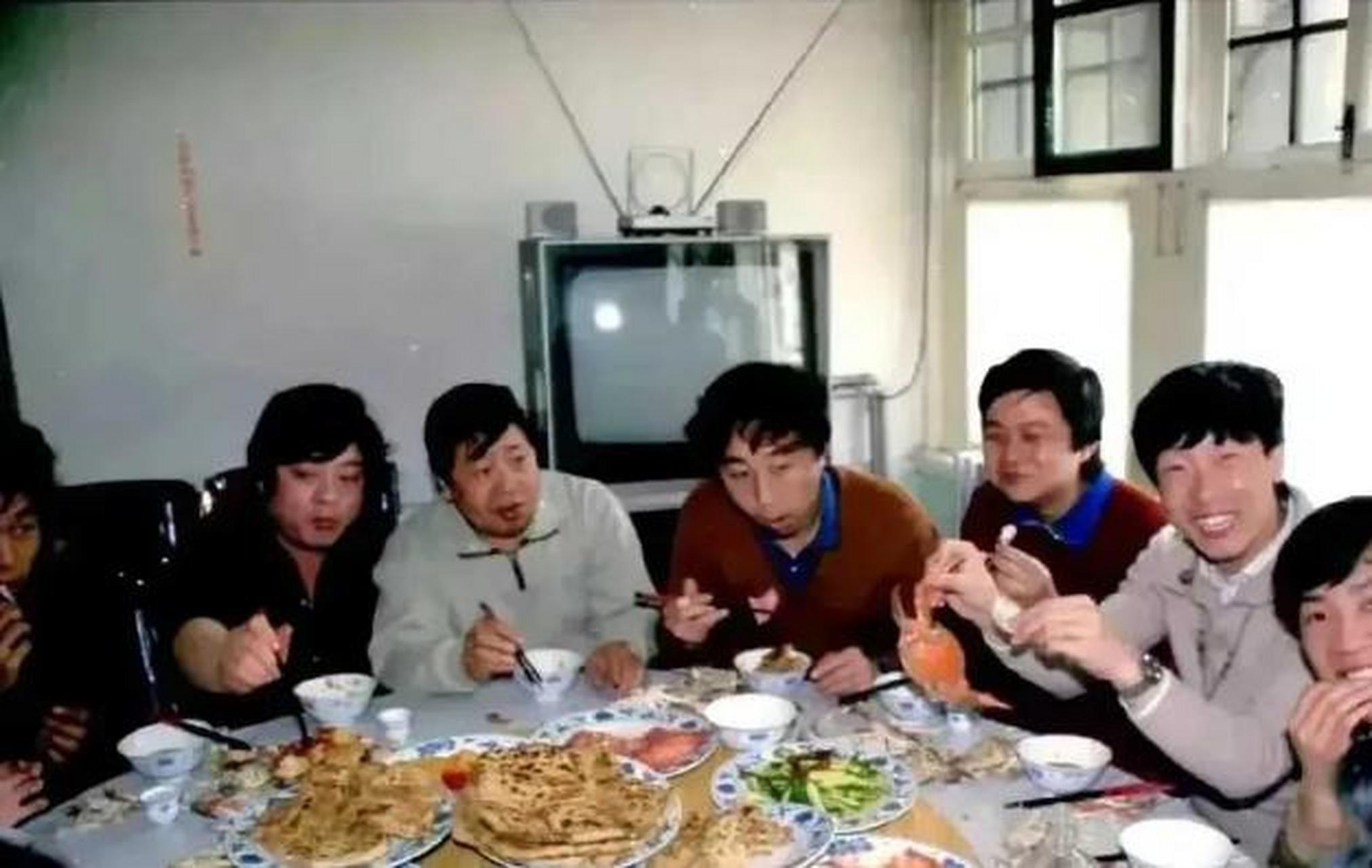 80年代冯巩与马季等人聚餐的场景,这一桌丰盛的菜不是普通家庭能吃得