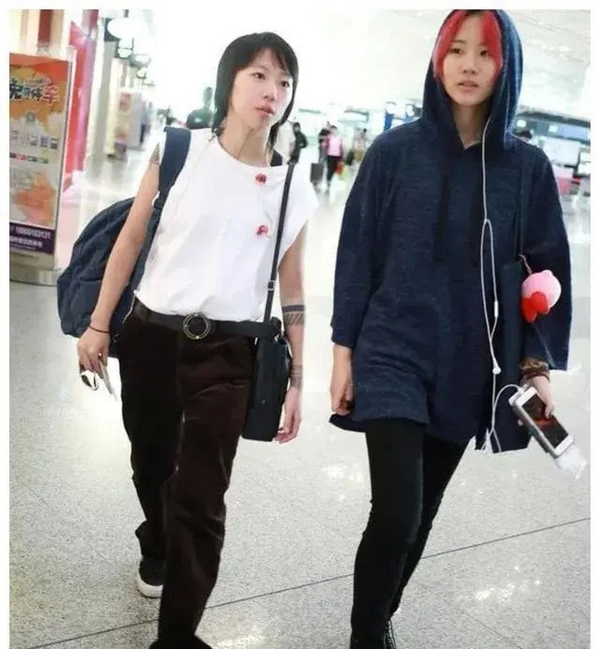 窦靖童和同父异母的妹妹窦家媛,妹妹身材高挑,据说身高178cm .