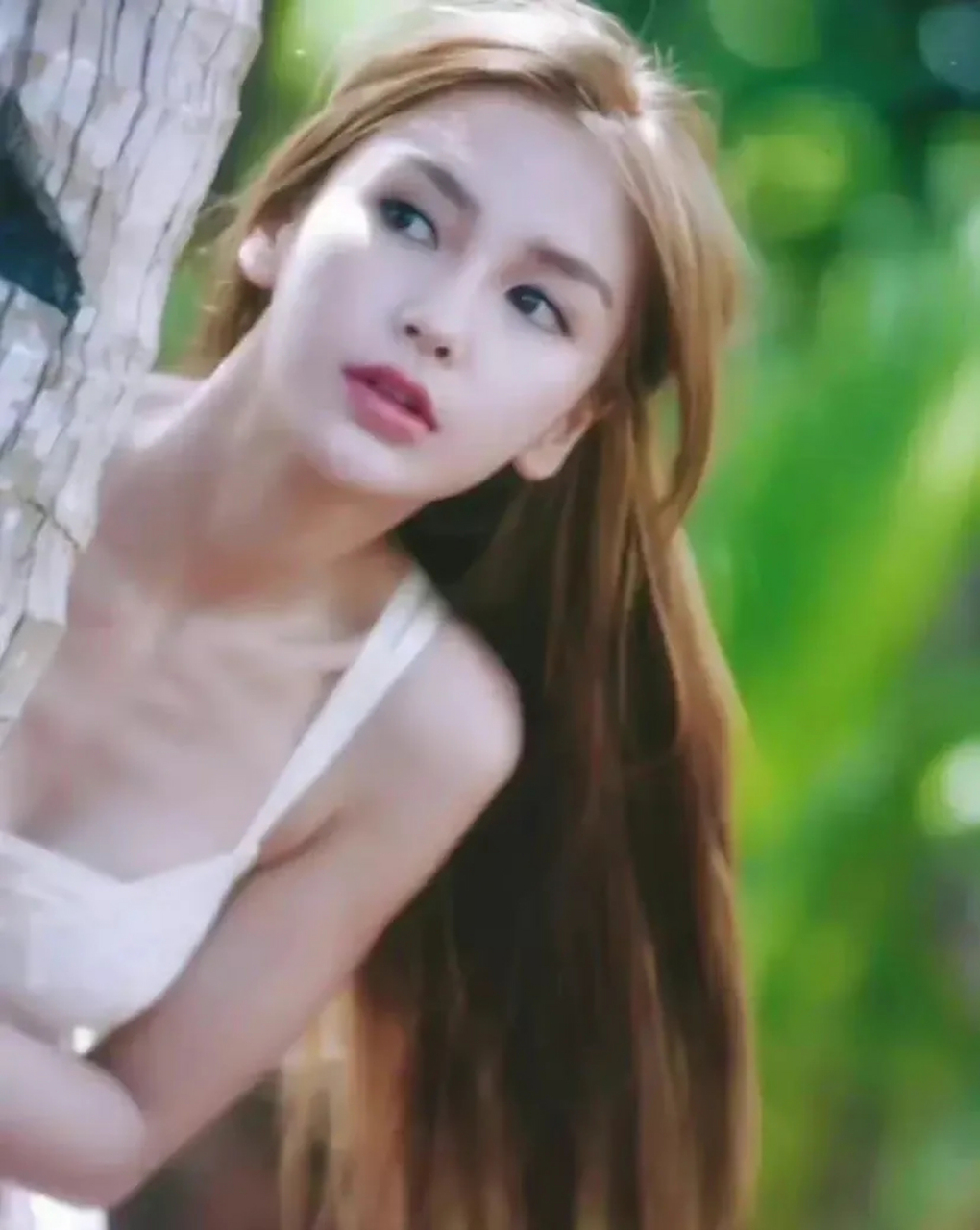 angelababy早期模特时日系风,真的和芭比娃娃一样,有点婴儿肥,满脸的