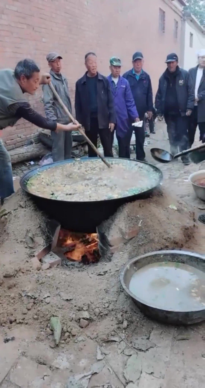 活了快二十年了,头一次见农村的大锅饭,我反正是不会吃的