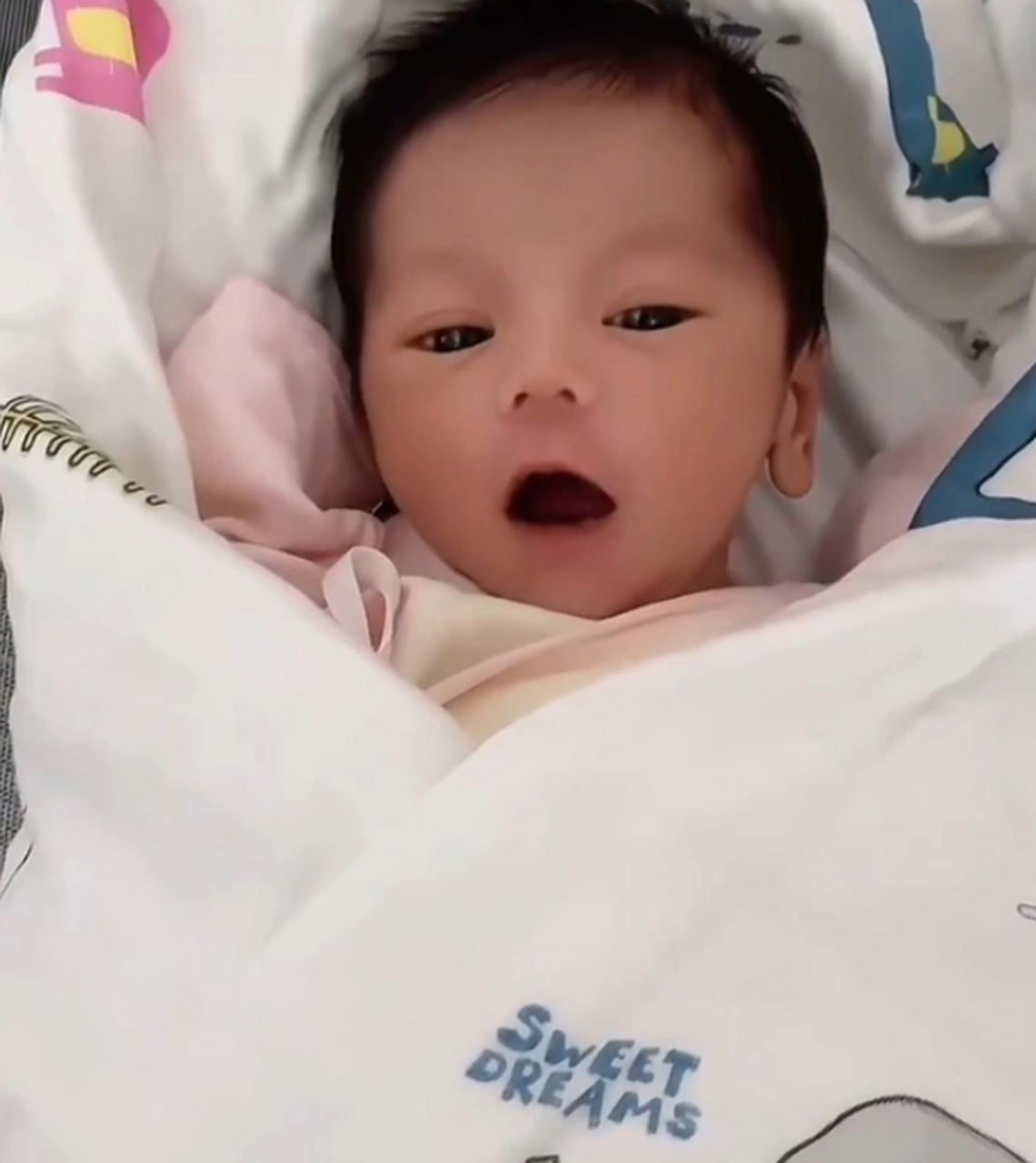 这是我见过最精致的新生宝宝了,这大眼睛,双眼皮的,长大一定是个大