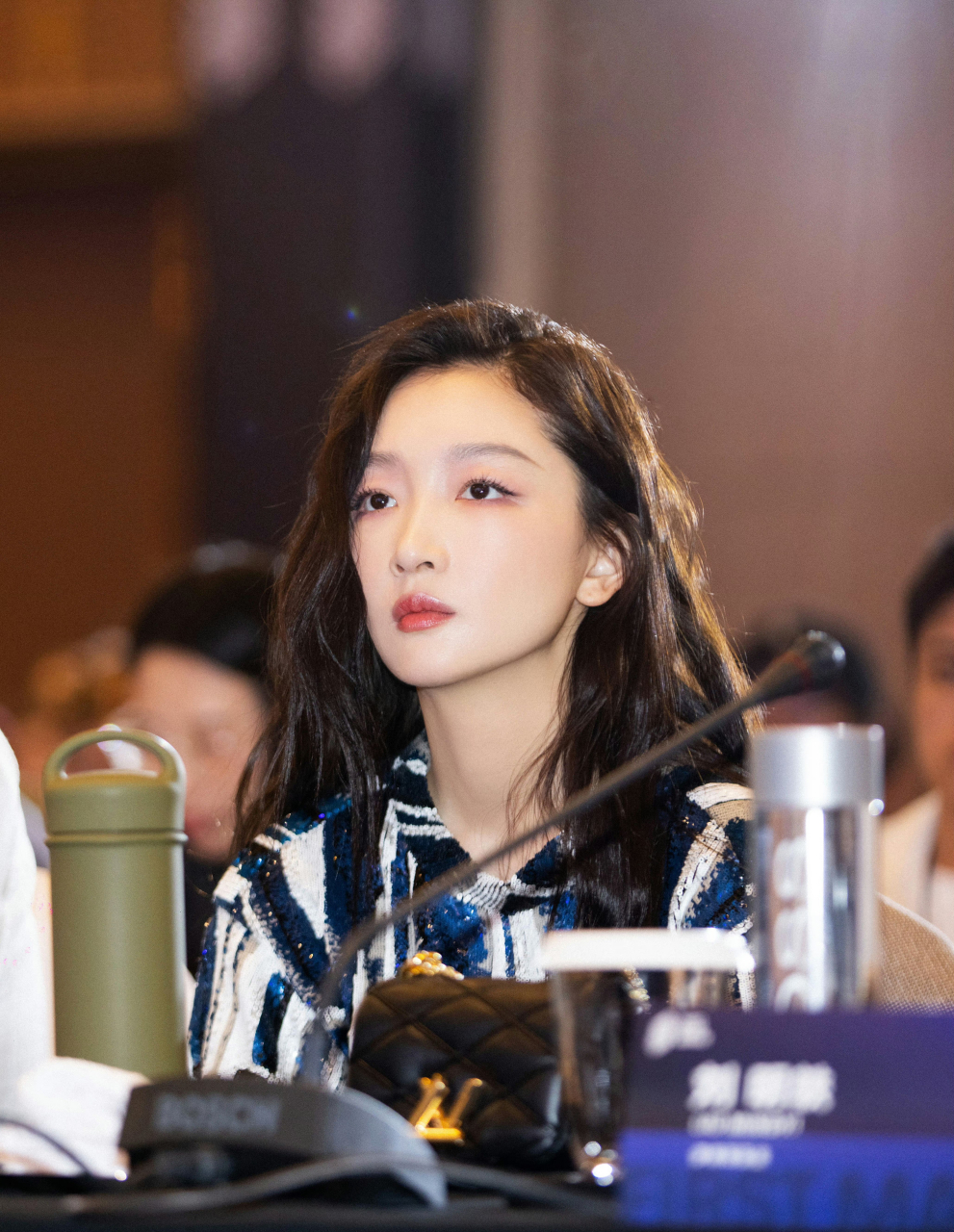 周冬雨发素颜照,被网友质疑怀孕:看鼻子,好像怀孕了,上次被网友根据