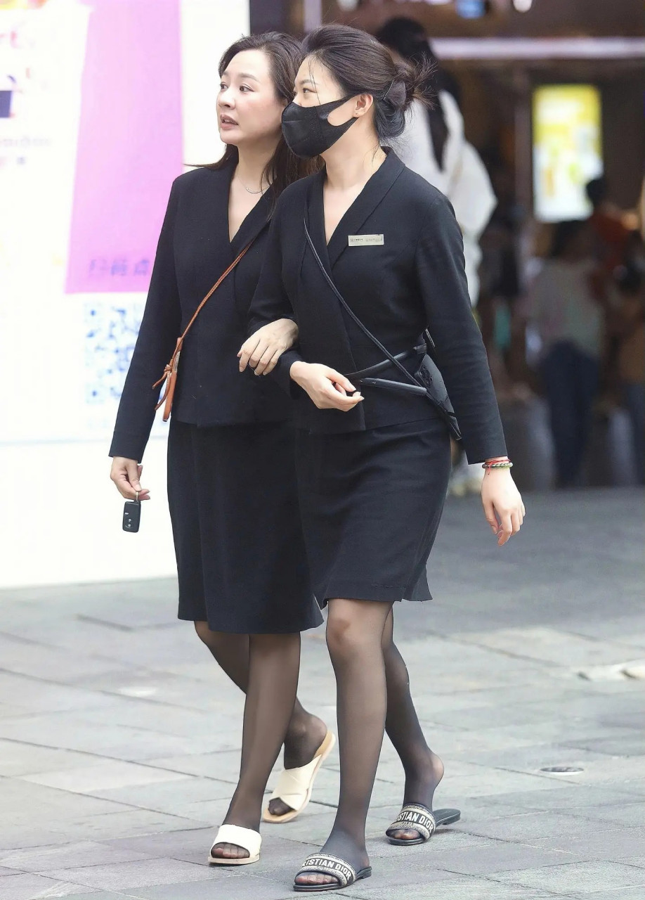 街拍#街头实拍# #街拍看穿搭# 职业装黑丝肉丝美女