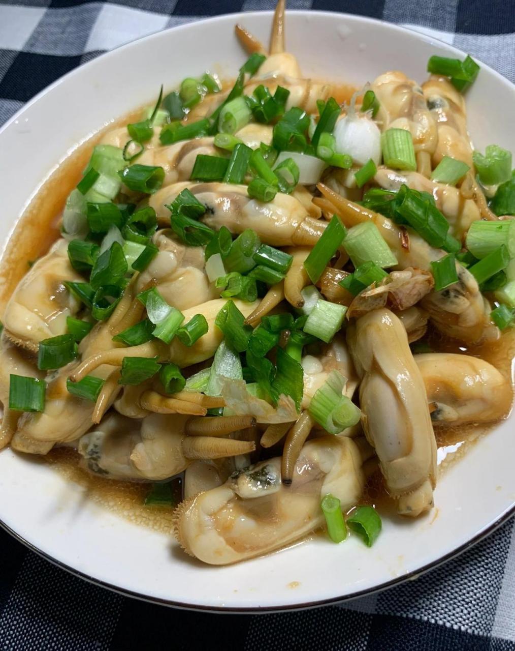 把海蛏的表面泥土洗干净后,加一勺盐加水没过蛏进行净化.