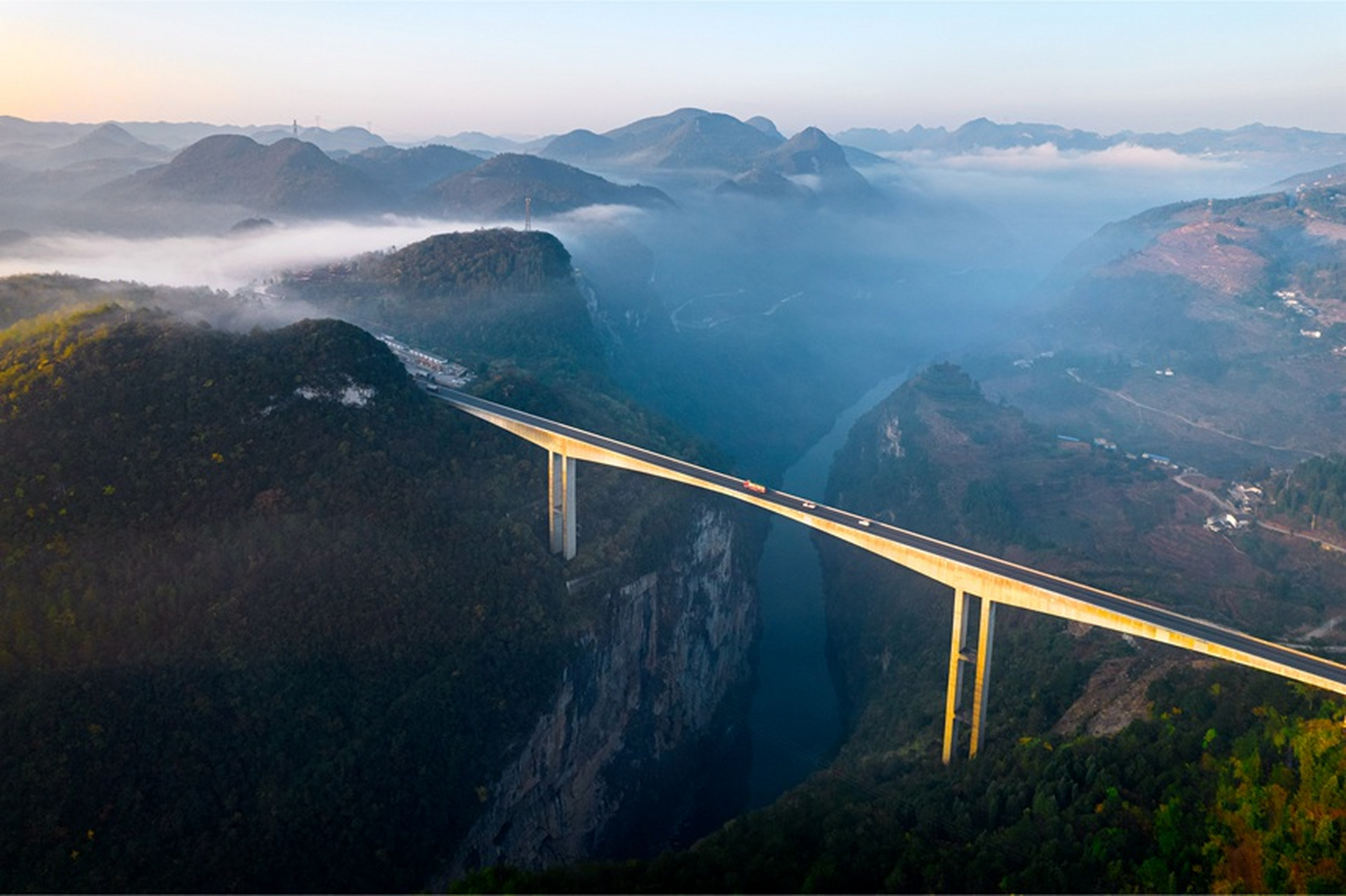 【"桥"见贵州】近日,横跨乌江干流鸭池河上的贵毕高等级公路(贵阳市至