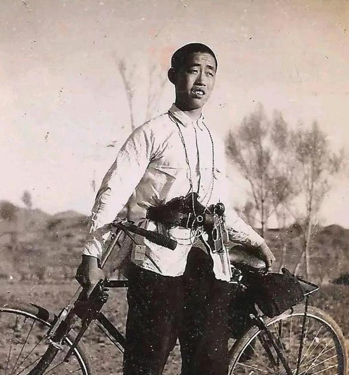 历史老照片: 装备精良的敌后武工队大队长王树平的一张留影,拍摄于