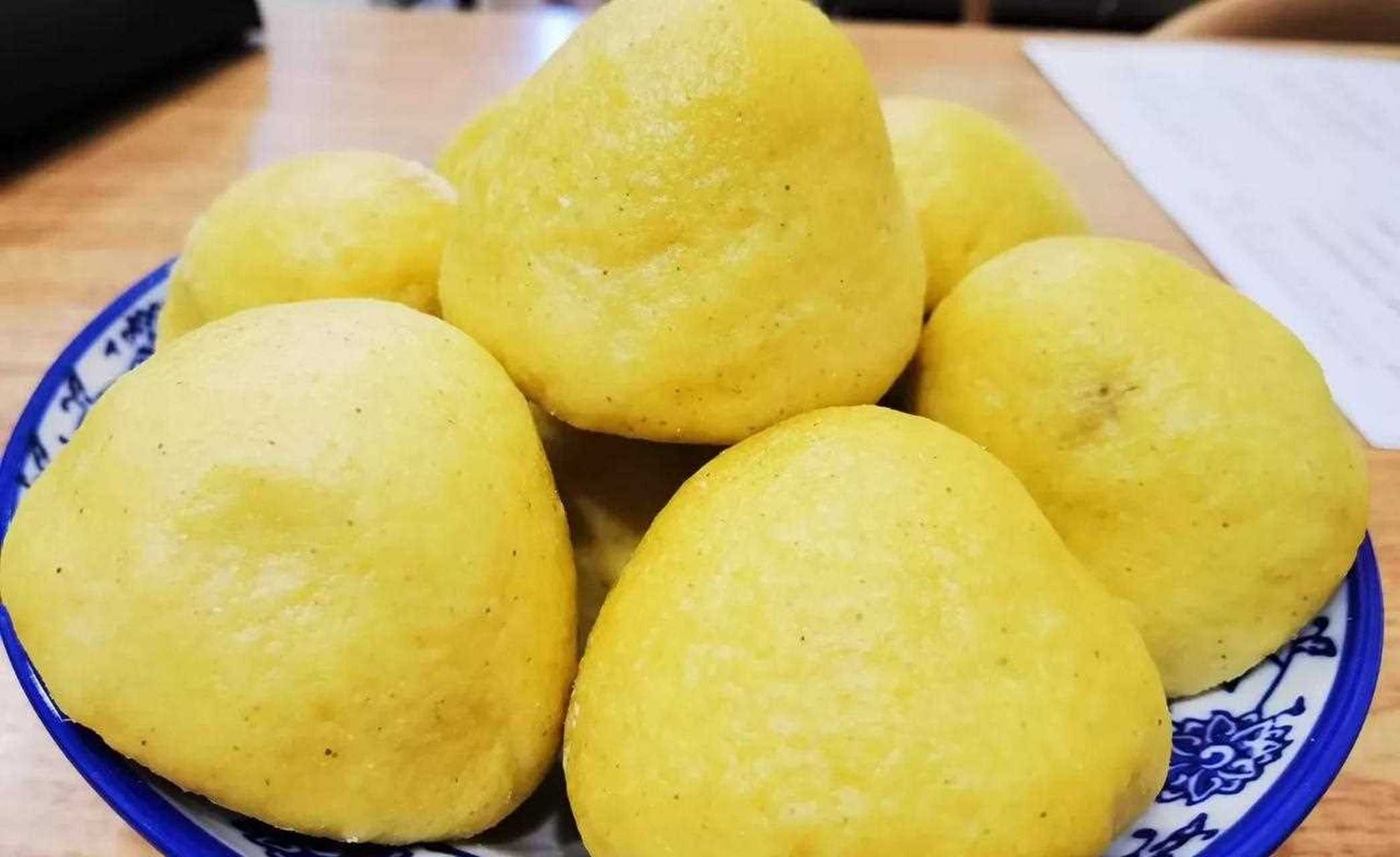 黄馍馍是陕北的一种传统名小吃,一般都是用陕北特有的糜子面发酵,把