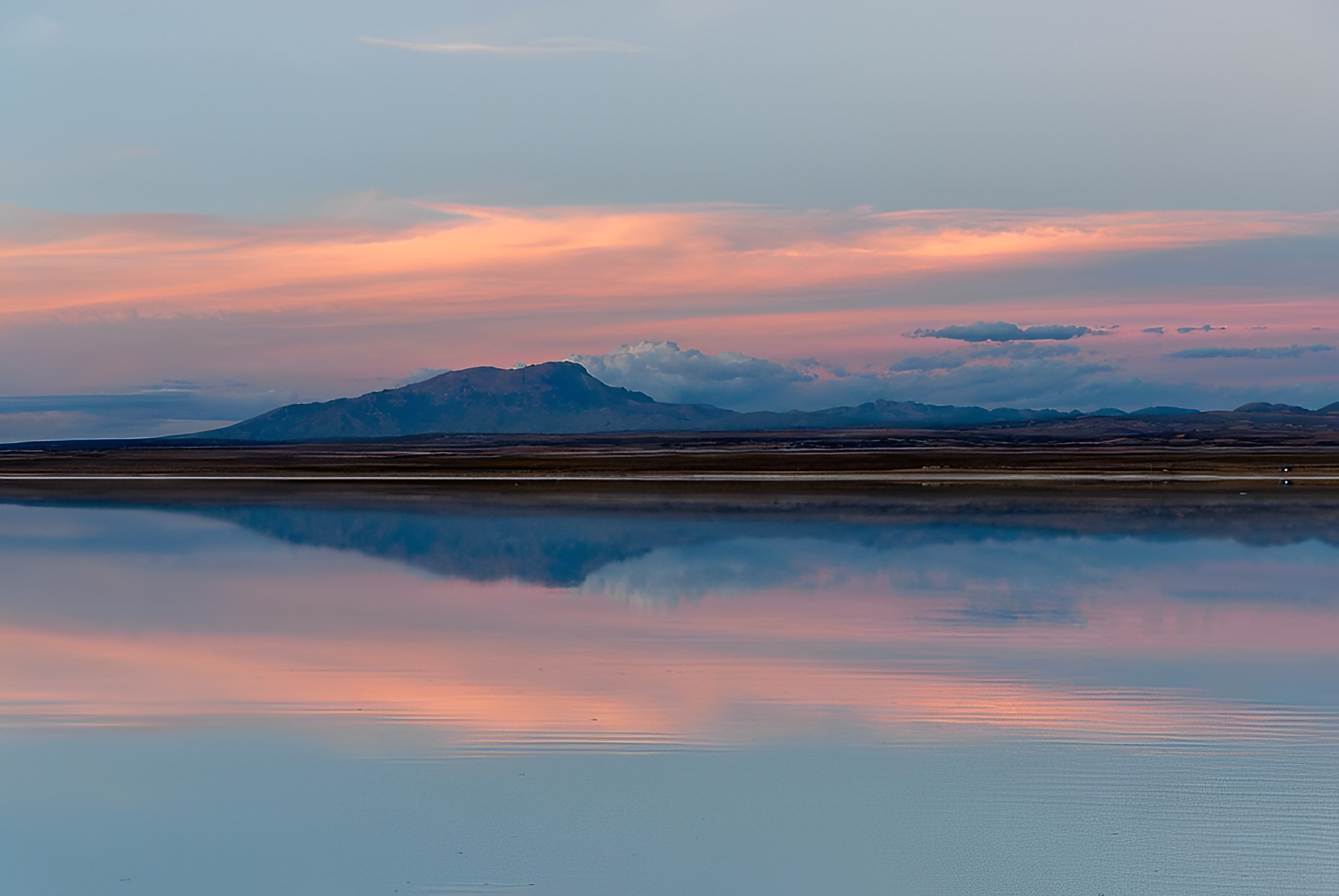 天空之镜   波托西省西部位于玻利维亚乌尤尼盐沼山高原,海拔3,656米