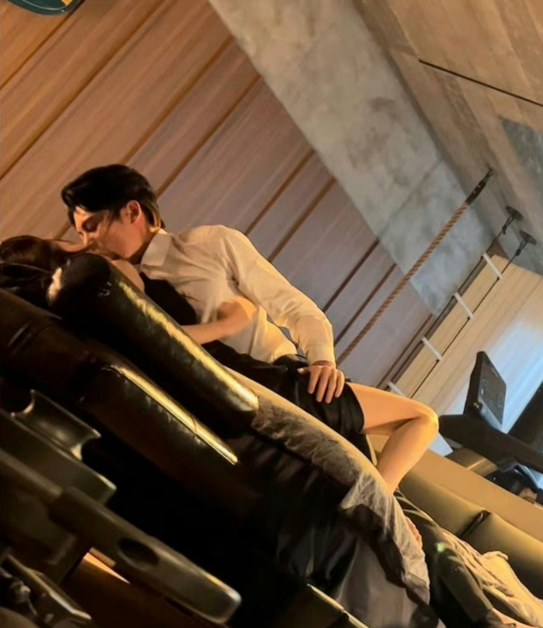 白鹿王鹤棣《以爱为营》床上吻戏,激情四射,真叫人脸红