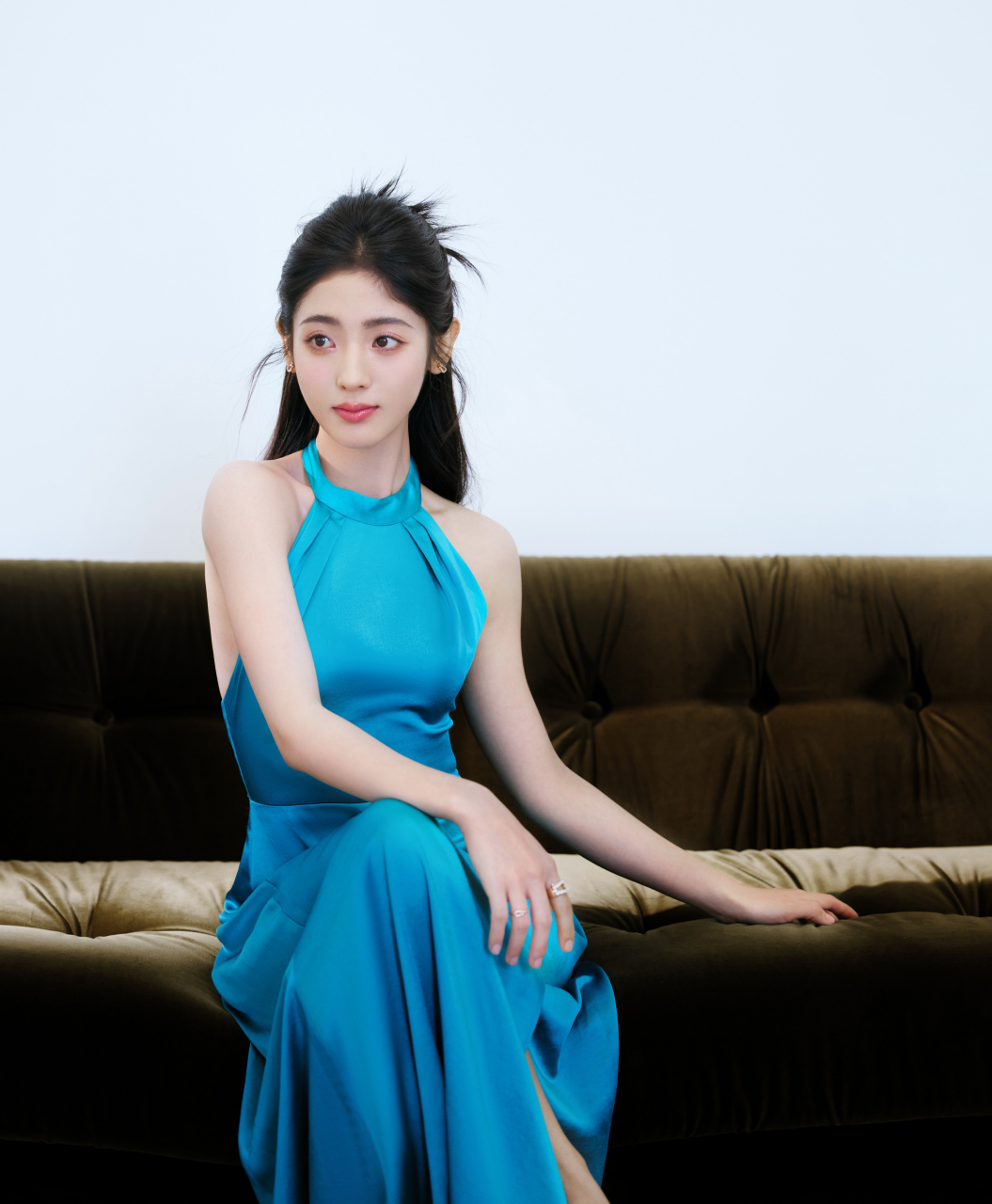 邢菲中国电影华表奖造型, 孔雀蓝色的挂脖修身长裙, 优雅矜贵,在简约