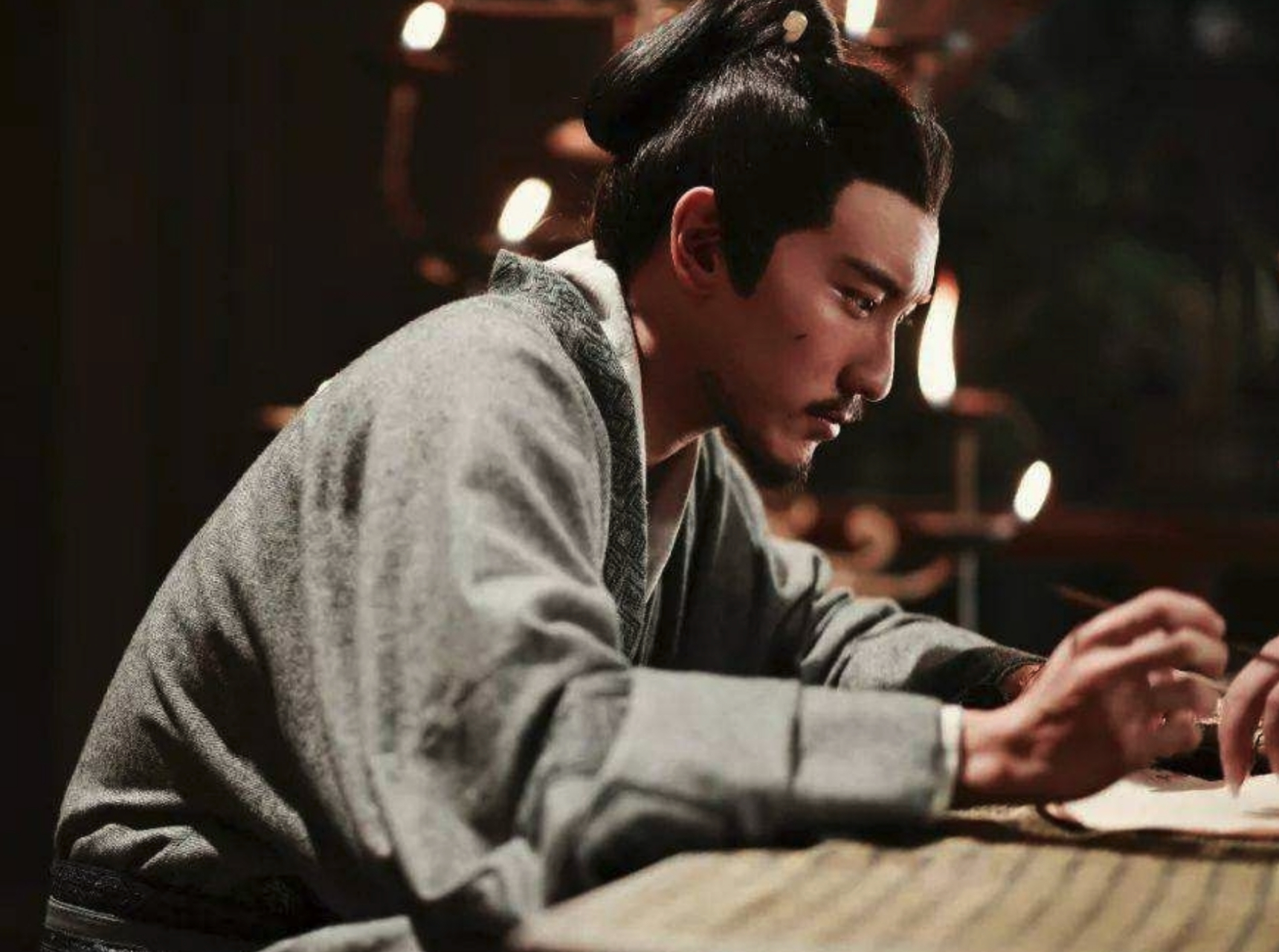 公元前614年,楚穆王商臣在碌碌无为中死去.楚国盼着新君能有所作为.