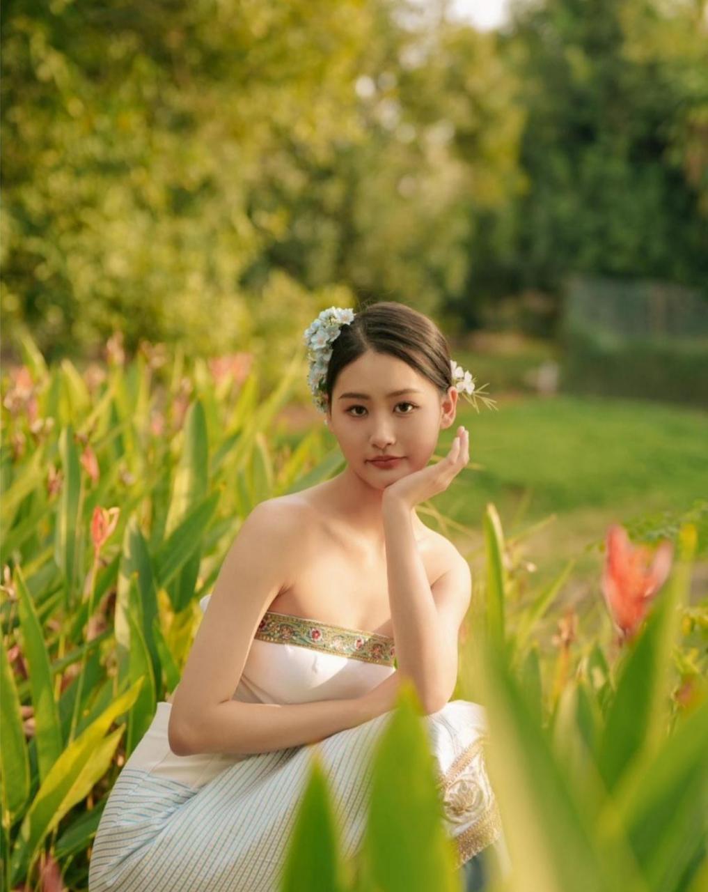 户外唯美摄影,青春美丽的女孩,端庄秀气,秀外慧中.